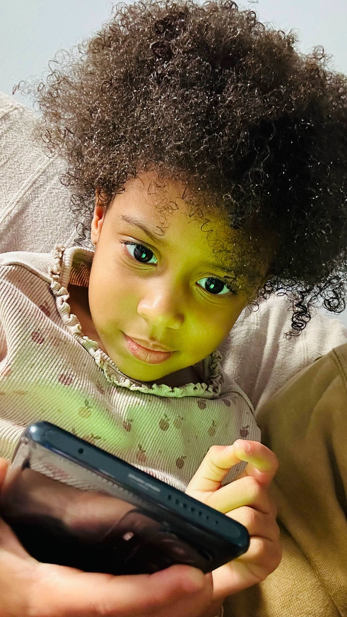Keissy participe au concours pour gagner de l'argent avec cette photo : adaptation, afro, beauty, black_hair, child, cool, eyebrow, facial_expression, gesture, hair, hairstyle, happy, head, human, jheri_curl, nose, organ, person, ringlet, skin