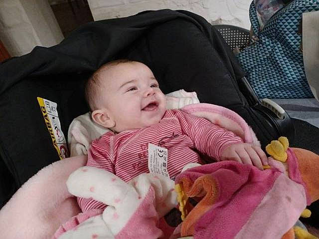 Inaya a rejoint le concours — aidez-le/la à gagner de superbes lots ! baby, baby_carriage, baby_products, baby_toddler_clothing, cheek, child, comfort, finger, hand, happy, linens, nail, person, pink, product, sitting, skin, smile, textile, thumb