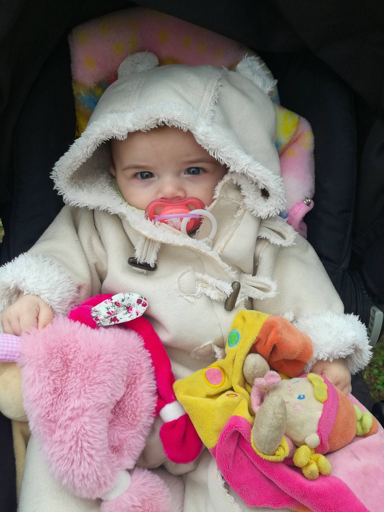 Inaya participe au concours pour gagner de l'argent avec cette photo : baby, baby_products, baby_toddler_clothing, cheek, child, eye, fur_clothing, hand, headwear, jacket, lip, mammal, person, pink, product, skin, sleeve, stuffed_toy, textile, toddler