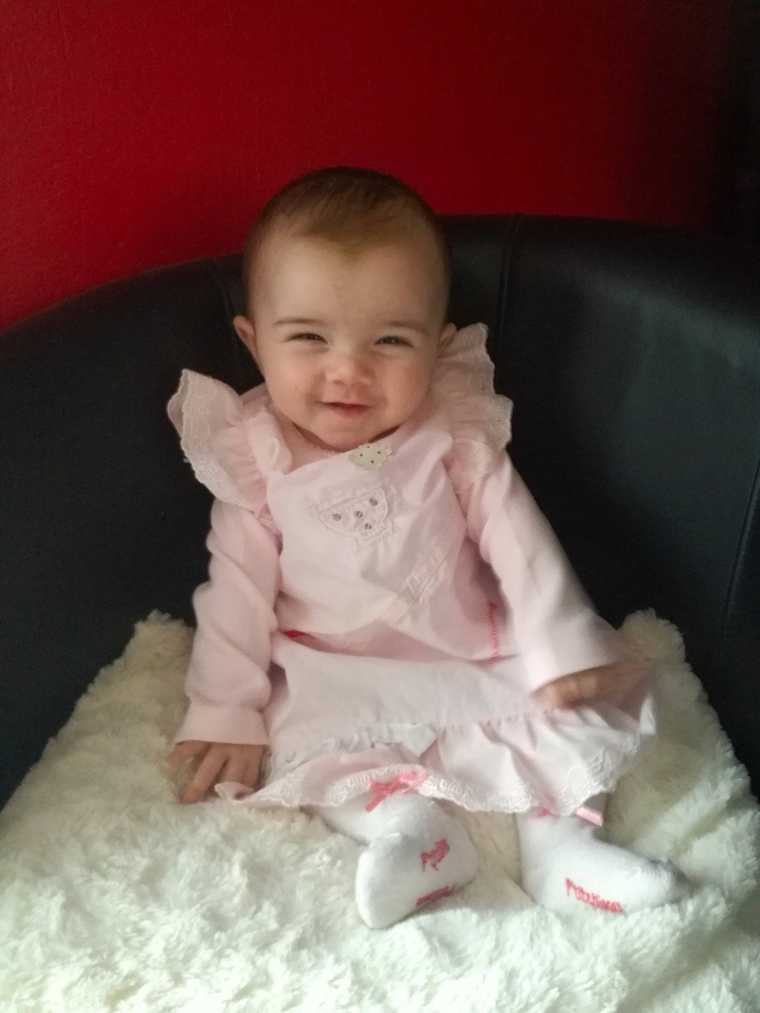 Inaya a rejoint le concours — aidez-le/la à gagner de superbes lots ! arm, baby, baby_toddler_clothing, cheek, child, comfort, dress, eye, eyebrow, flooring, happy, iris, joy, linens, lip, person, room, sitting, skin, sleeve