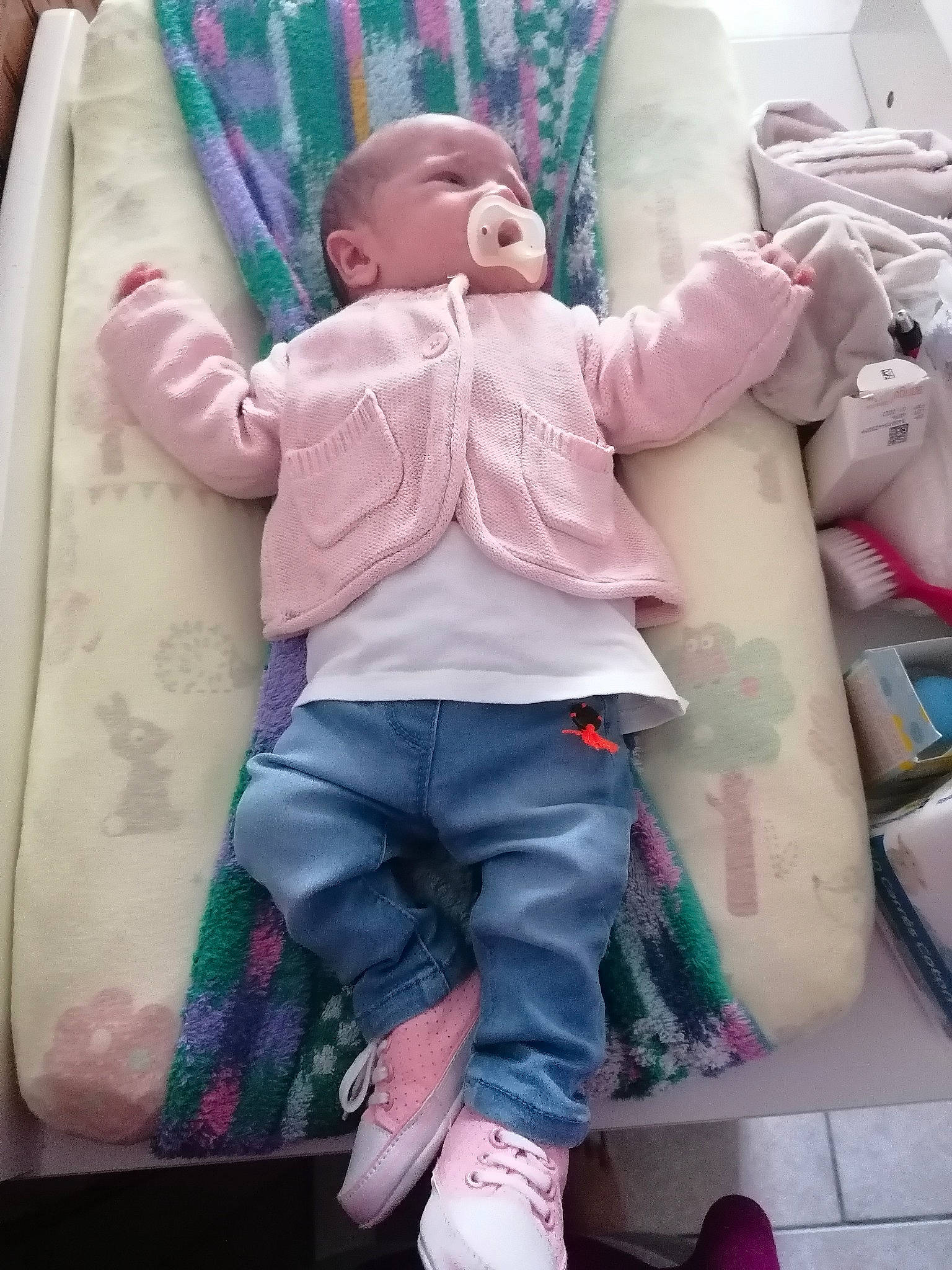 Jade participe au concours pour gagner de l'argent avec cette photo : baby, cheek, child, cool, jeans, leg, person, pink, play, sitting, toddler