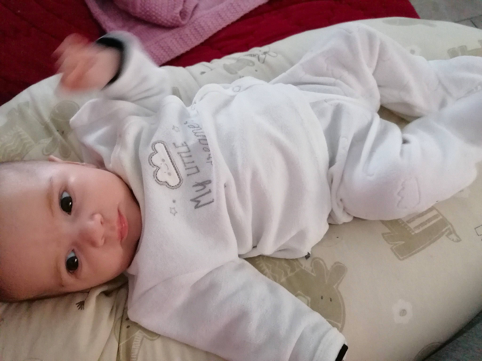 Jade a rejoint le concours — aidez-le/la à gagner de superbes lots ! baby, baby_products, baby_toddler_clothing, cheek, child, comfort, military_aircraft, nightwear, person, skin, sleeve, space, toddler, white