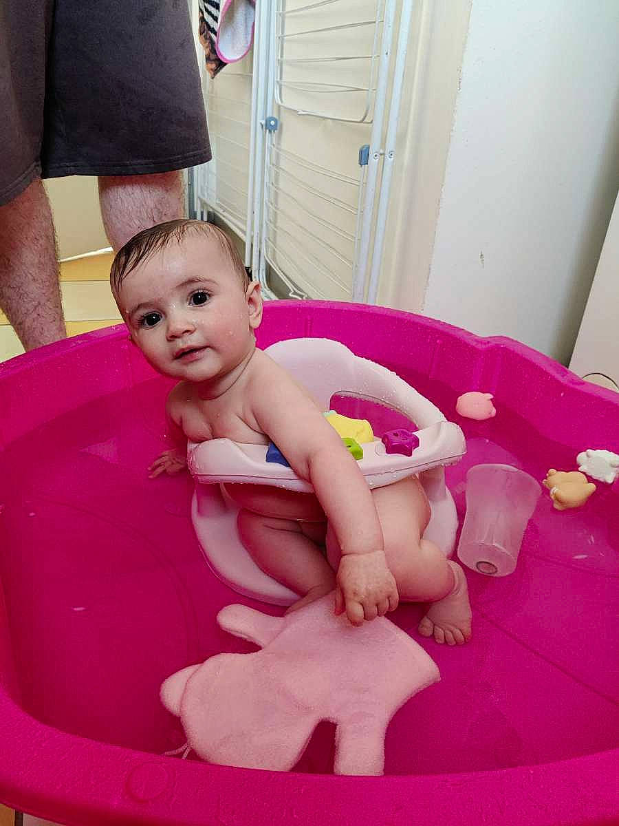 Jade a rejoint le concours — aidez-le/la à gagner de superbes lots ! baby_toddler_clothing, chair, child, comfort, finger, fun, hairstyle, happy, human_leg, lap, leg, leisure, magenta, person, pink, product, purple, sandal, skin, thigh