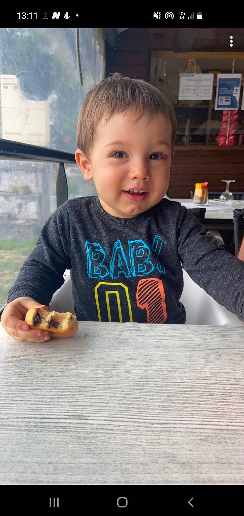 Ethan participe au concours pour gagner de l'argent avec cette photo : arm, chair, child, desk, face, facial_expression, finger, food, fun, hair, hand, happy, human, people, person, smile, t_shirt, table, tableware, toddler
