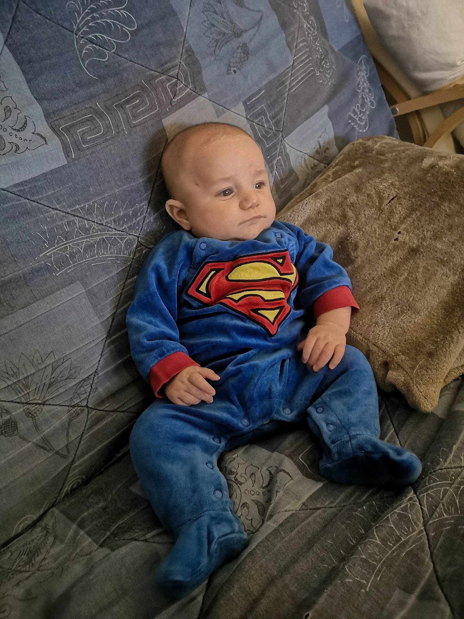 Maxence participe au concours pour gagner de l'argent avec cette photo : baby, baby_toddler_clothing, chair, cheek, child, comfort, denim, eye, flash_photography, floor, flooring, fun, grey, hairstyle, happy, person, sitting, skin, t_shirt, toddler
