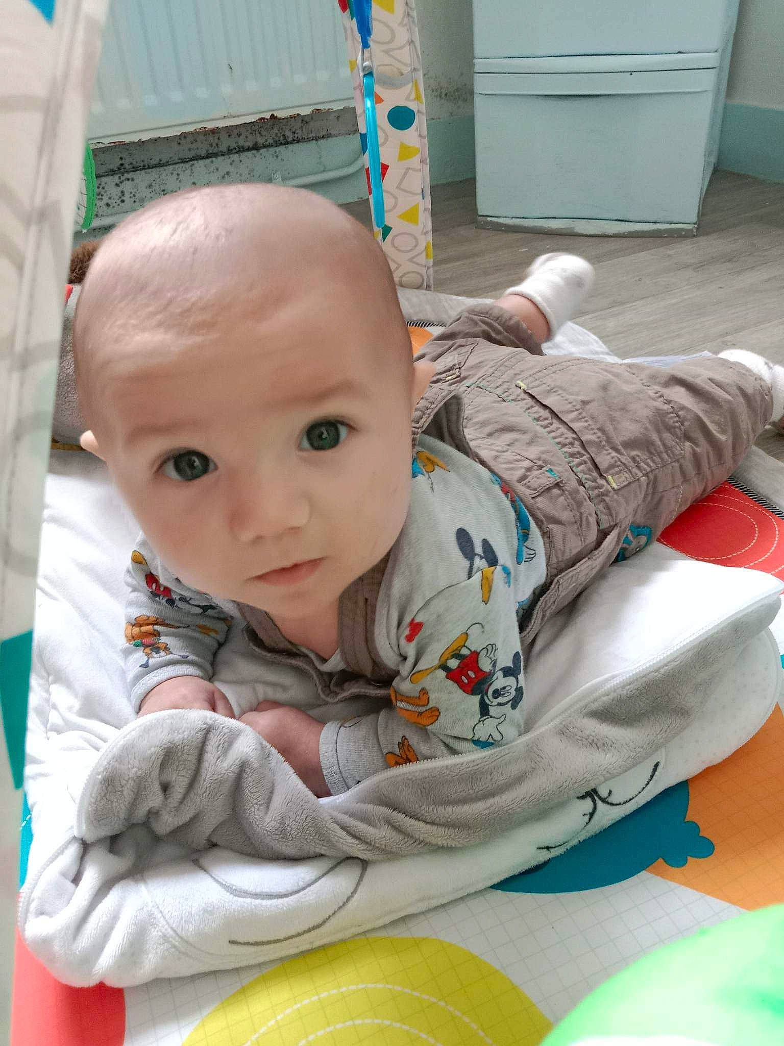 Maxence a rejoint le concours — aidez-le/la à gagner de superbes lots ! baby, baby_products, baby_toddler_clothing, baby_toys, blue, cheek, child, comfort, flooring, fun, grass, happy, leisure, person, play, room, sitting, toddler, white, wood