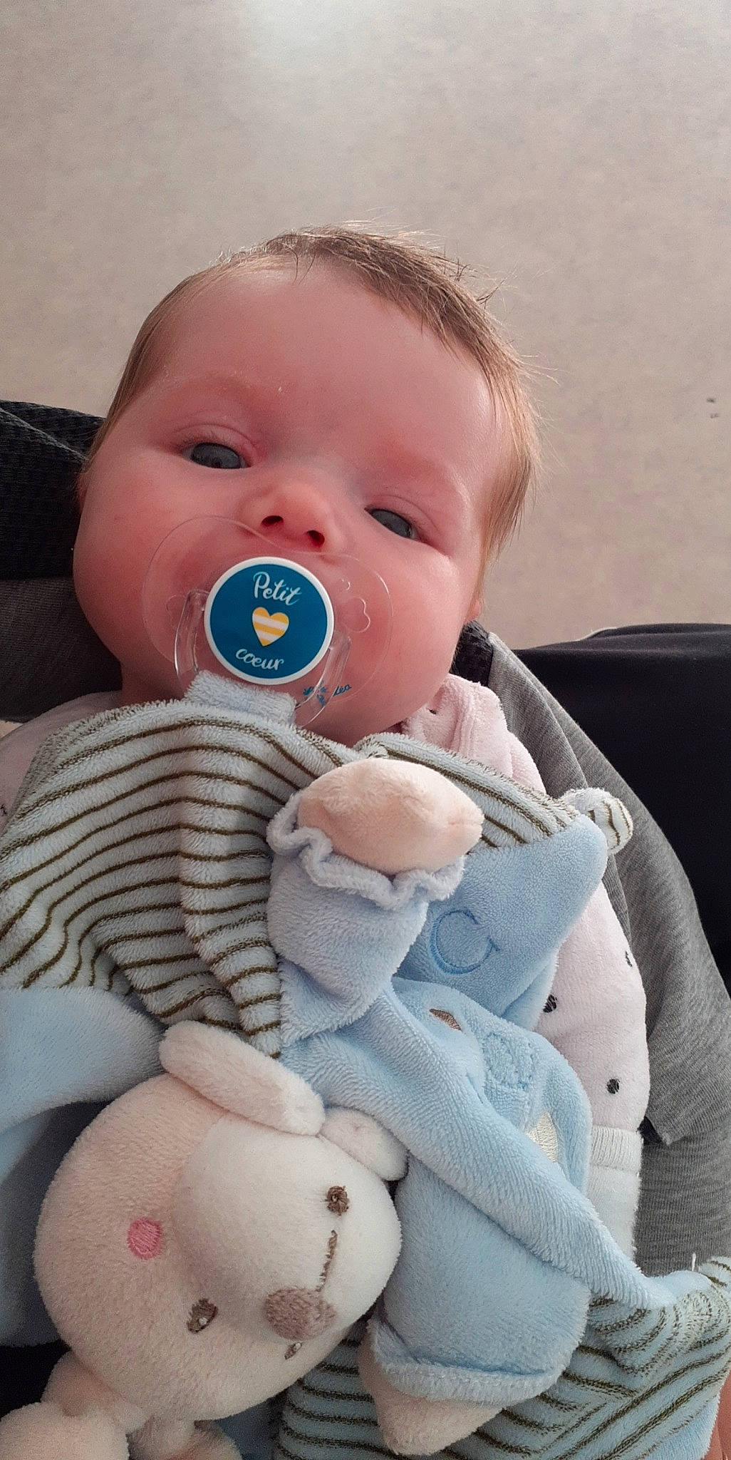 Victoire a rejoint le concours — aidez-le/la à gagner de superbes lots ! baby, baby_sleeping, baby_toddler_clothing, cheek, child, chin, comfort, finger, gesture, happy, iris, linens, lip, mouth, nose, person, product, skin, textile, toddler