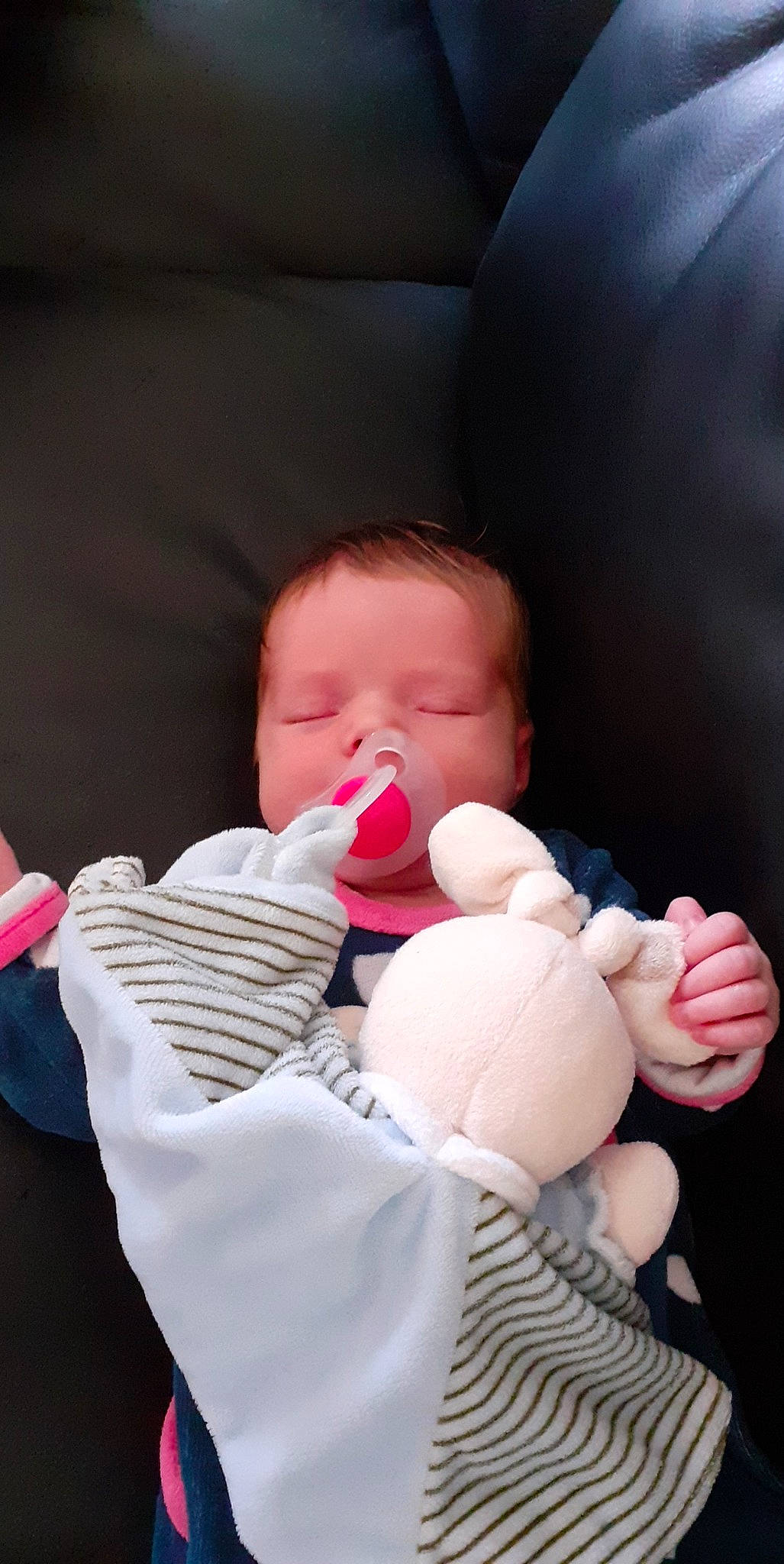 Victoire a rejoint le concours — aidez-le/la à gagner de superbes lots ! arm, baby, baby_sleeping, baby_toddler_clothing, cheek, comfort, eye, face, gesture, hand, head, joint, lip, mouth, nose, person, pink, skin, stomach, textile