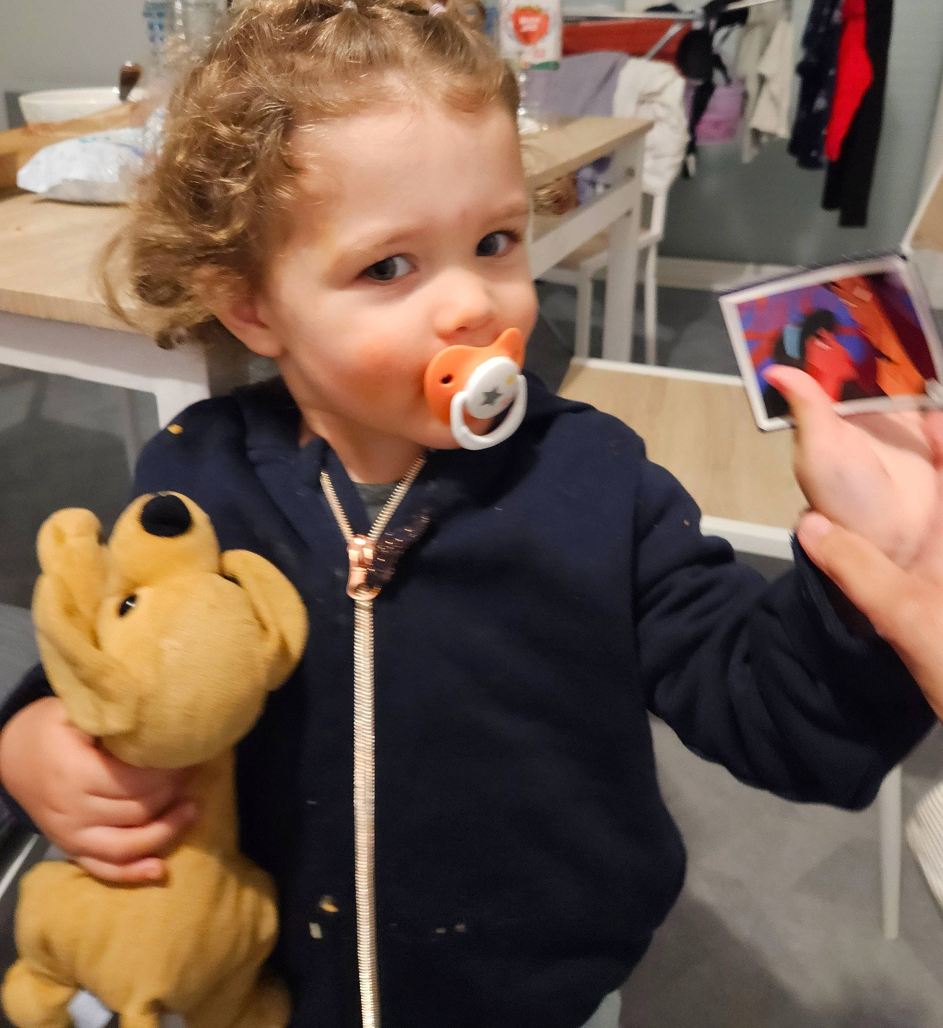 élya a rejoint le concours — aidez-le/la à gagner de superbes lots ! artist, baby, baby_toddler_clothing, cheek, child, eye, face, facial_expression, finger, fun, gesture, hand, happy, head, jacket, nose, person, sleeve, t_shirt, thumb