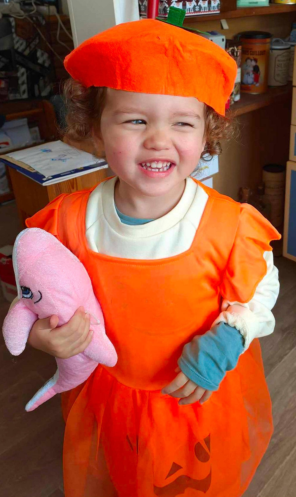 élya participe au concours pour gagner de l'argent avec cette photo : baby_toddler_clothing, child, clothing, costume, costume_hat, electric_blue, event, face, facial_expression, fashion_accessory, fun, hairstyle, happy, head, headwear, orange, organ, person, pink, sleeve