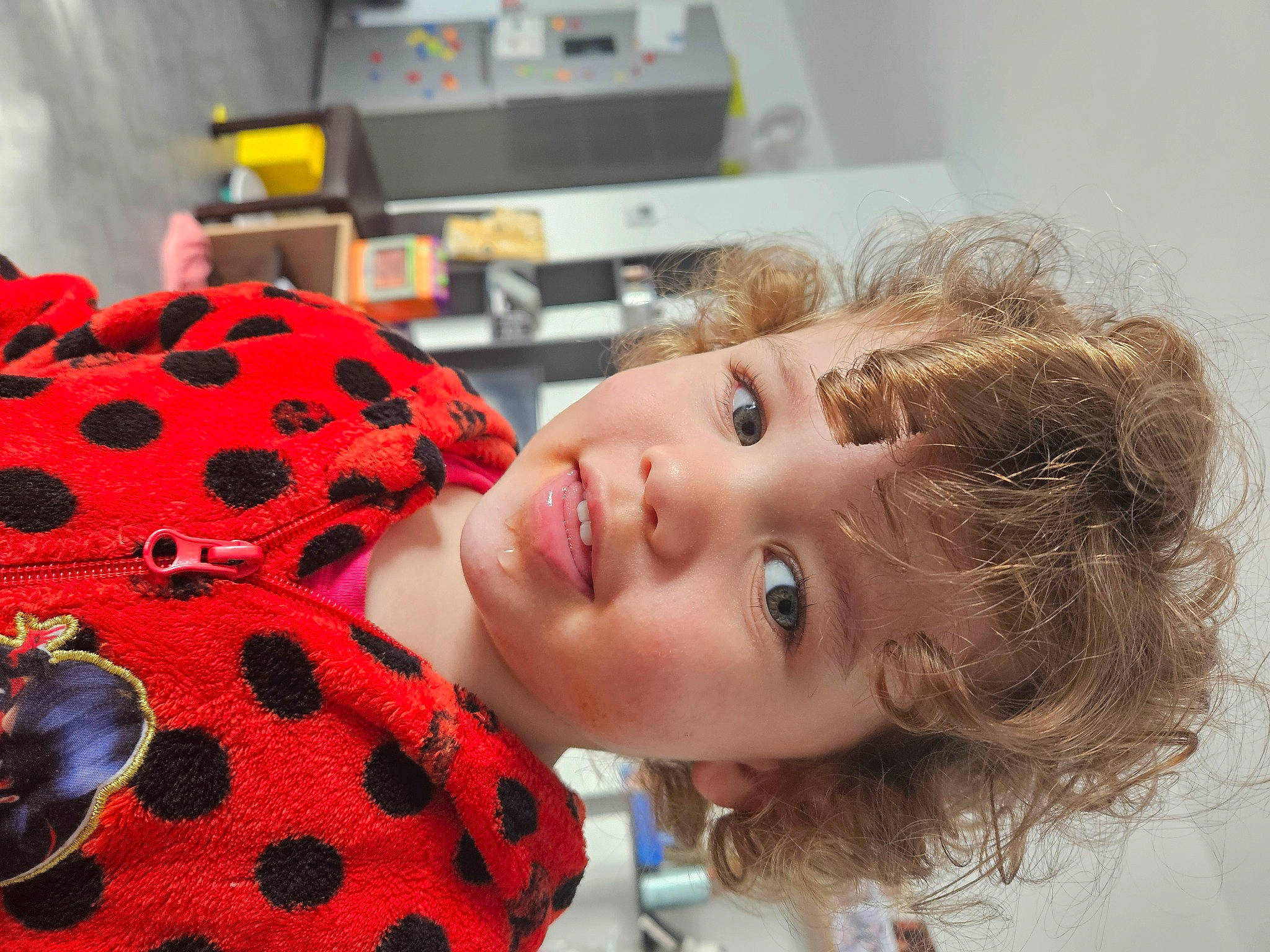 élya participe au concours pour gagner de l'argent avec cette photo : carmine, coquelicot, eyelash, fashion_accessory, fashion_design, fun, fur, hair_accessory, hair_coloring, happy, headgear, lip, pattern, person, personal_protective_equipment, plaid, portrait_photography, red, smile, tartan