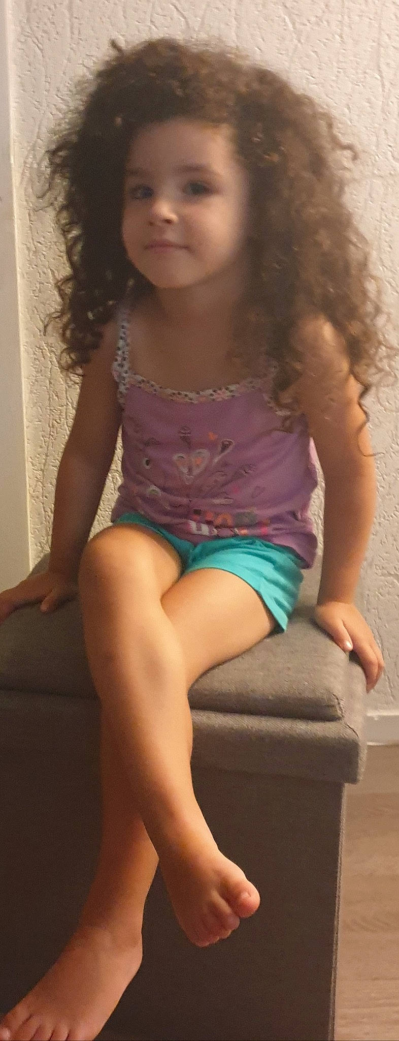 Johayna a rejoint le concours — aidez-le/la à gagner de superbes lots ! arm, black_hair, clothing, finger, human_body, human_leg, joint, knee, leg, long_hair, person, shoulder, sitting, thigh