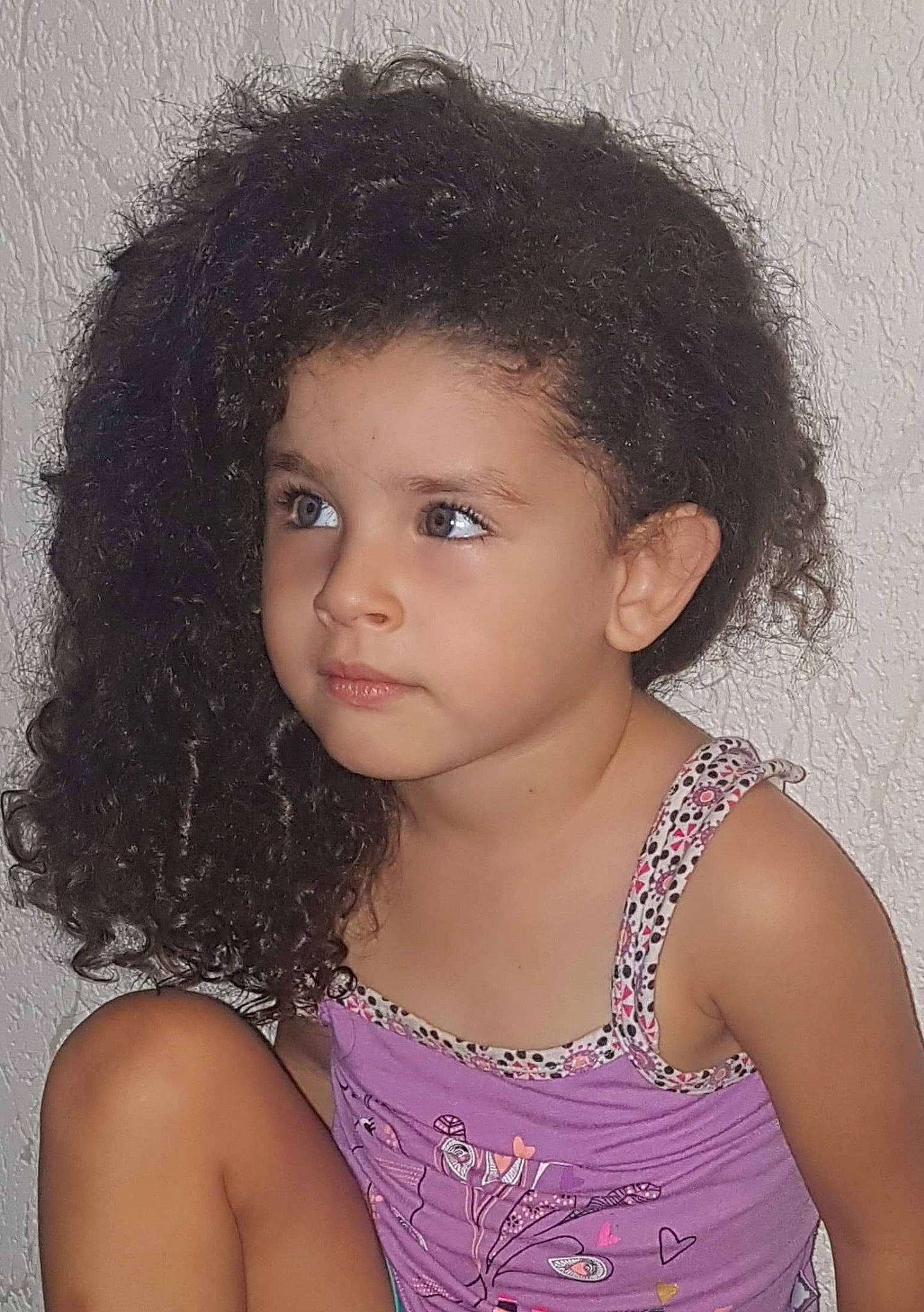 Johayna participe au concours pour gagner de l'argent avec cette photo : beauty, black_hair, brown_hair, child, child_model, chin, eyebrow, face, forehead, hair, hairstyle, human, jheri_curl, lip, long_hair, person, ringlet, smile