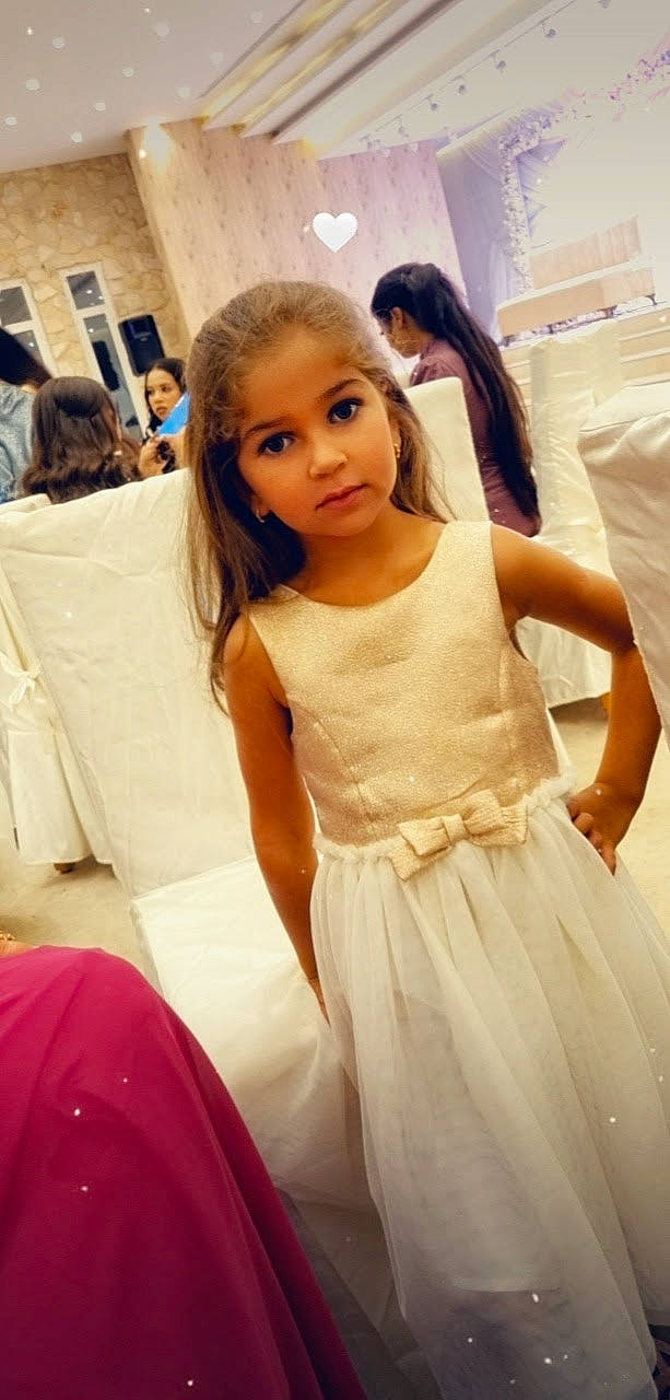 Selma participe au concours pour gagner de l'argent avec cette photo : blond, bridal_clothing, child, dress, event, fashion_design, flooring, formal_wear, fun, gesture, hair, hairstyle, happy, human_leg, joint, long_hair, person, shoulder, skin, trunk
