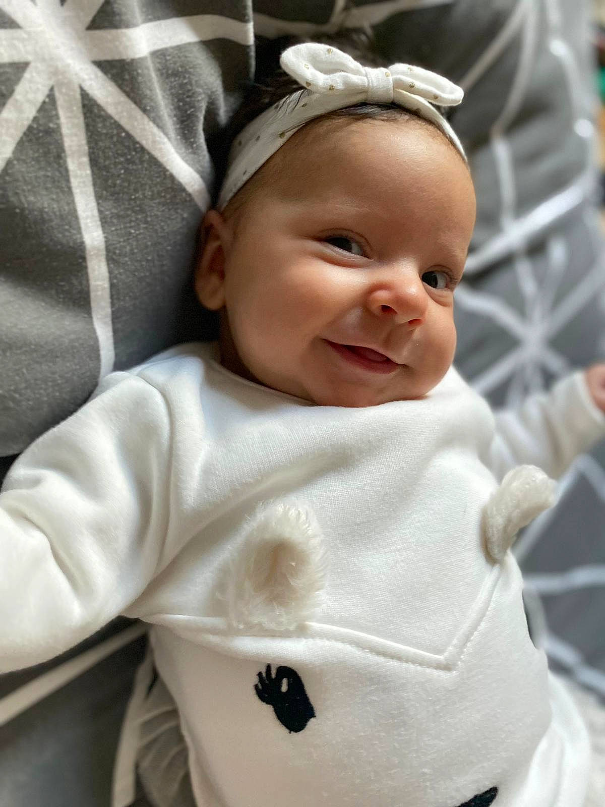 Jade participe au concours pour gagner de l'argent avec cette photo : baby, baby_products, baby_toddler_clothing, cheek, child, chin, collar, comfort, happy, laugh, linens, lip, pattern, person, product, sitting, skin, sleeve, smile, t_shirt