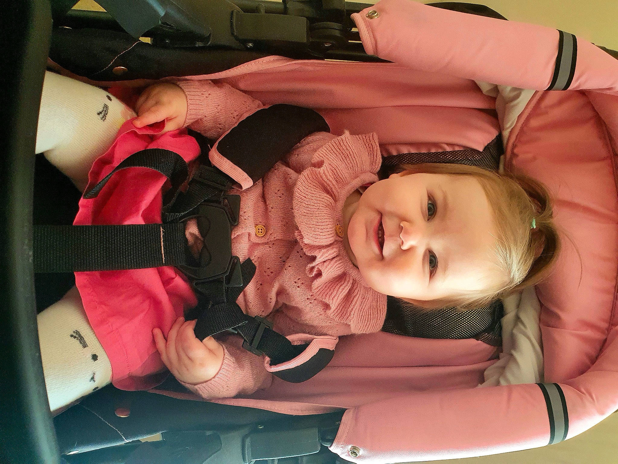 Zoélyne a rejoint le concours — aidez-le/la à gagner de superbes lots ! baby, baby_carriage, baby_products, beauty, car_seat, cheek, child, comfort, design, eyelash, finger, flash_photography, fun, happy, mouth, person, pink, product, skin, smile