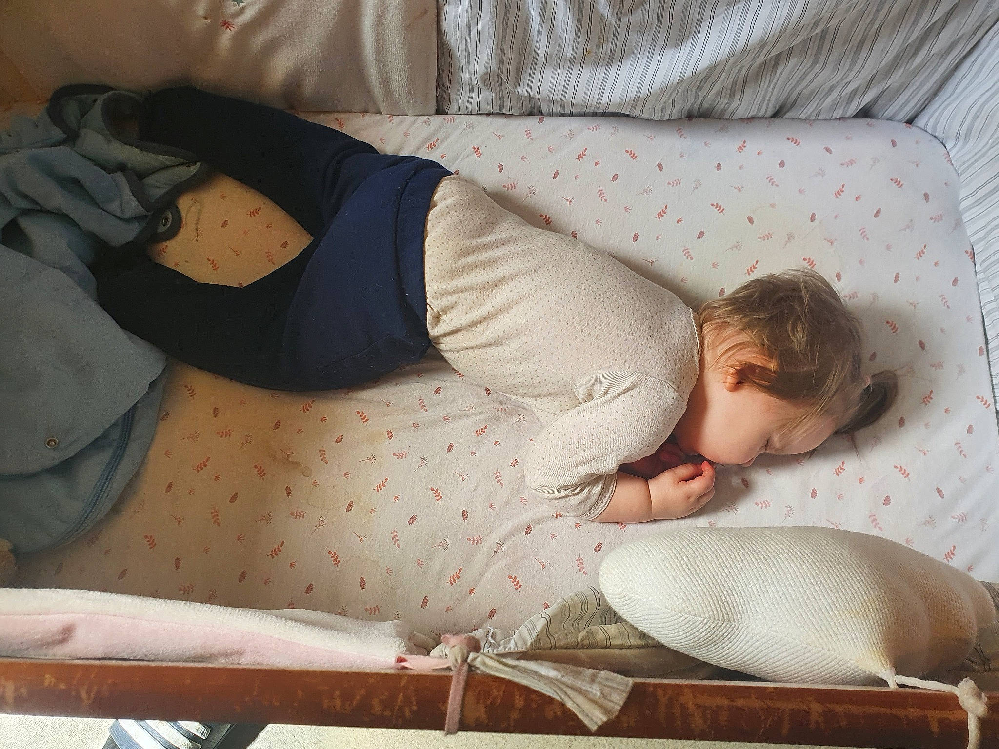 Zoélyne a rejoint le concours — aidez-le/la à gagner de superbes lots ! arm, baby_sleeping, bed, bedding, comfort, couch, elbow, flooring, human_leg, joint, knee, linens, pattern, person, pillow, room, sitting, sleeve, textile, thigh