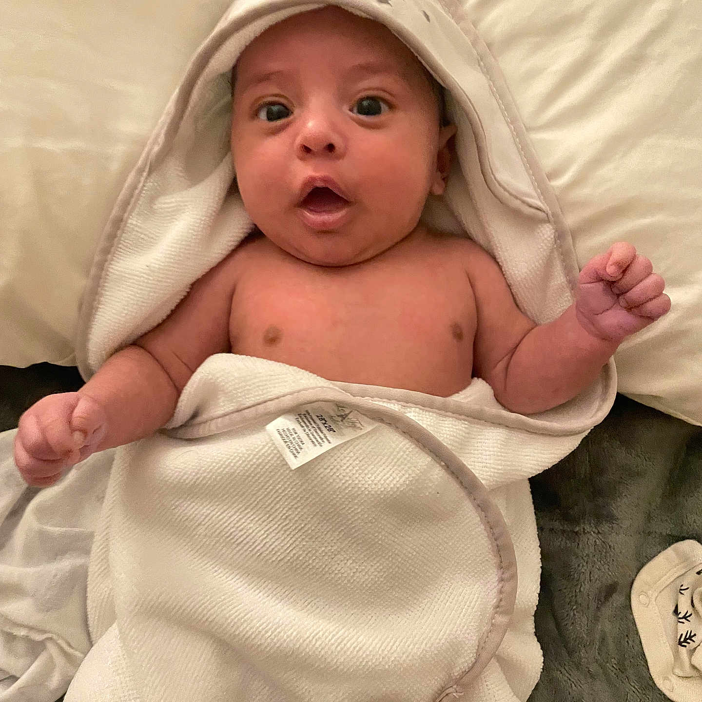 Daemon is registered to the contest to win money with this photo: baby, bed, blanket, bodypart, bonnet, clothing, face, finger, furniture, hand, happy, hat, head, hood, newborn, person, photography, portrait, quilt, towel