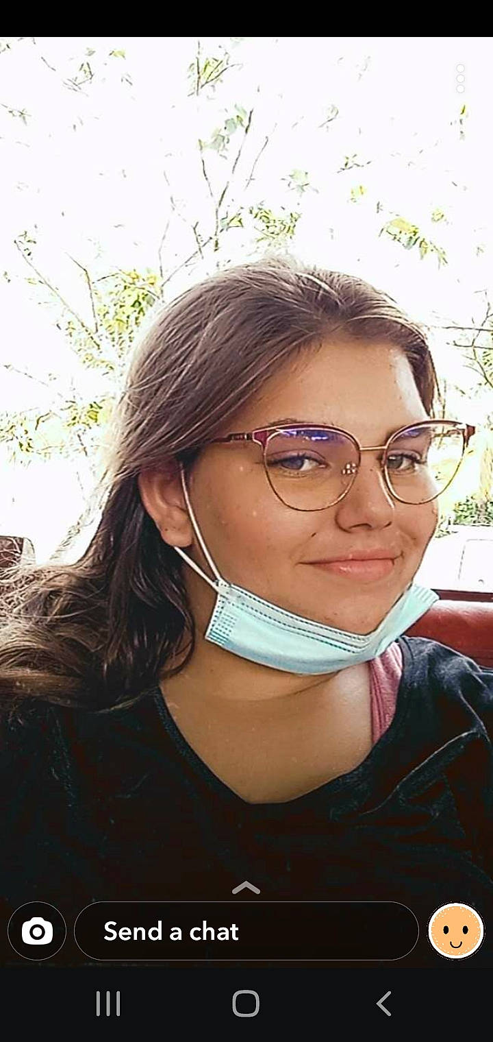 Lucy participe au concours pour gagner de l'argent avec cette photo : ear, earrings, eyelash, eyewear, flash_photography, forehead, glasses, grass, happy, jaw, joy, lip, long_hair, outerwear, person, personal_protective_equipment, recreation, selfie, smile, street_fashion