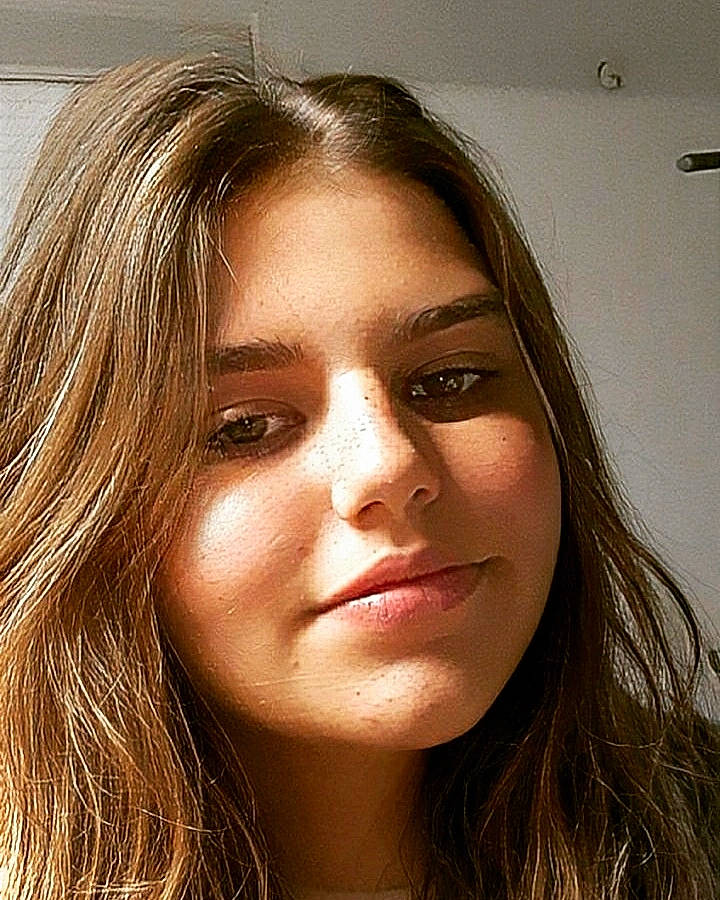 Lucy a rejoint le concours — aidez-le/la à gagner de superbes lots ! black_hair, cheek, chin, eyebrow, eyelash, face, flash_photography, forehead, iris, jaw, joy, layered_hair, lip, liver, mouth, neck, nose, person, selfie, shoulder