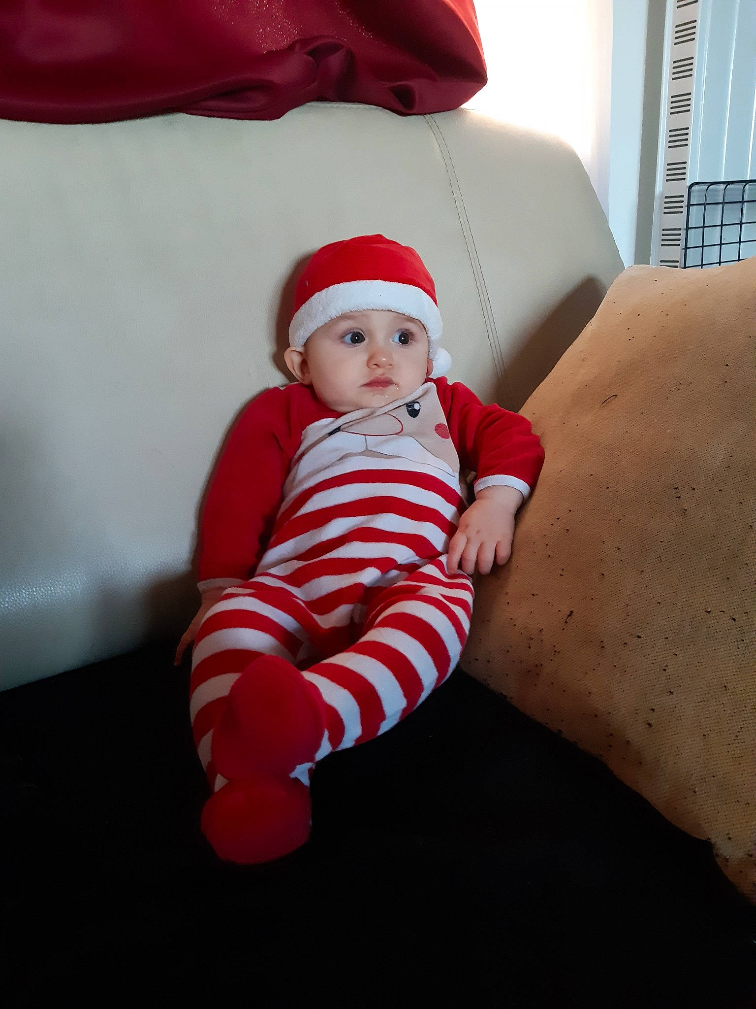 Sowan a rejoint le concours — aidez-le/la à gagner de superbes lots ! baby, child, christmas, christmas_eve, fictional_character, headwear, holiday, person, red, santa_claus, toddler