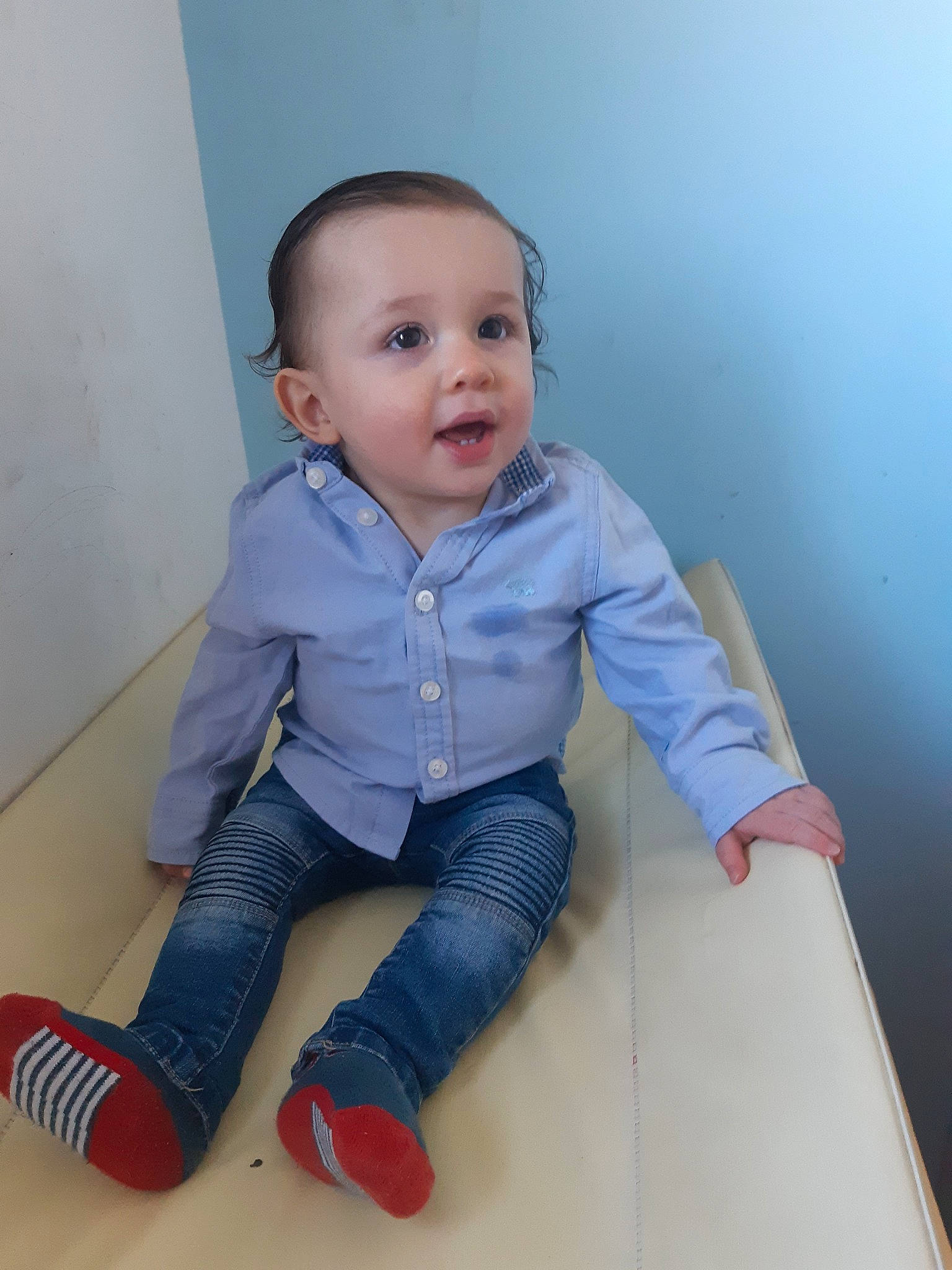 Sowan a rejoint le concours — aidez-le/la à gagner de superbes lots ! baby, cheek, child, denim, face, jeans, person, sitting, skin, standing, toddler