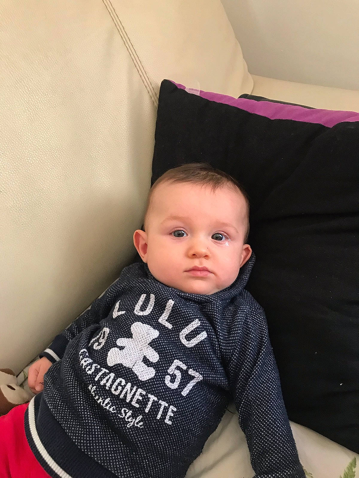 Sowan a rejoint le concours — aidez-le/la à gagner de superbes lots ! arm, baby, cheek, child, face, head, knitting, outerwear, pattern, person, sitting, skin, sleeve, t_shirt, textile, toddler