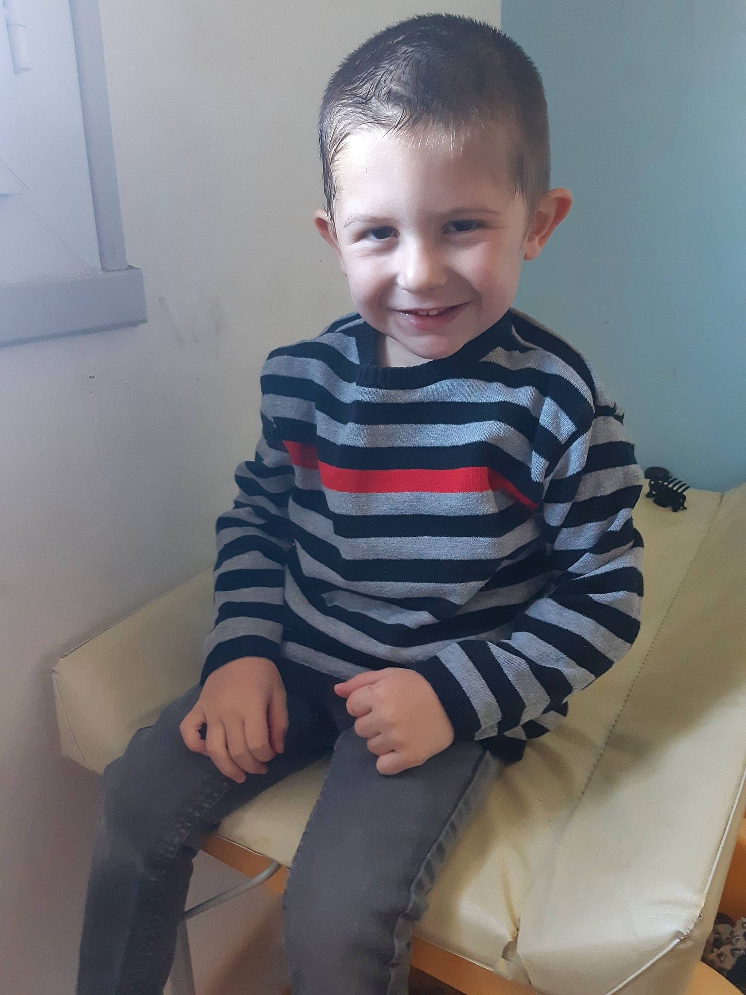 Nolan participe au concours pour gagner de l'argent avec cette photo : baby, cheek, child, face, head, joy, leg, outerwear, person, sitting, skin, sleeve, standing, t_shirt, toddler