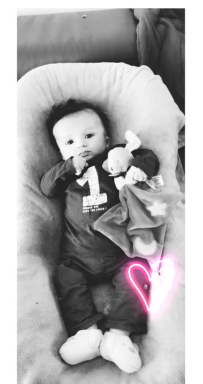 Malonn a rejoint le concours — aidez-le/la à gagner de superbes lots ! art, baby, baby_toddler_clothing, black_and_white, cheek, child, comfort, flash_photography, gesture, happy, head, monochrome, monochrome_photography, person, photo_caption, portrait, room, sitting, sleeve, style