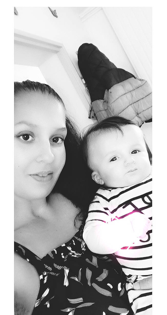 Malonn participe au concours pour gagner de l'argent avec cette photo : black, black_and_white, black_hair, cheek, chin, eye, eyebrow, eyelash, fashion, flash_photography, gesture, hair, happy, iris, joy, lip, nose, person, skin, sleeve