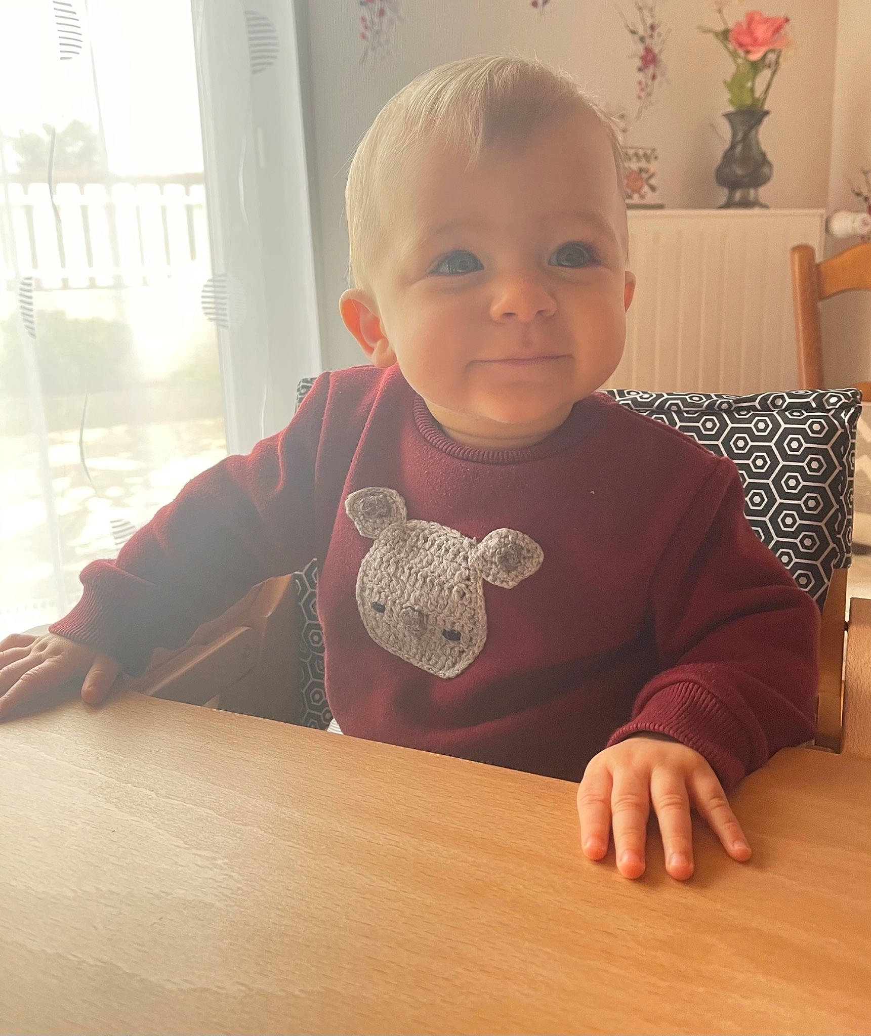 Nélio participe au concours pour gagner de l'argent avec cette photo : baby, baby_toddler_clothing, cheek, child, floor, flooring, happy, hardwood, houseplant, human, iris, person, product, sleeve, smile, t_shirt, table, tints_and_shades, toddler, varnish