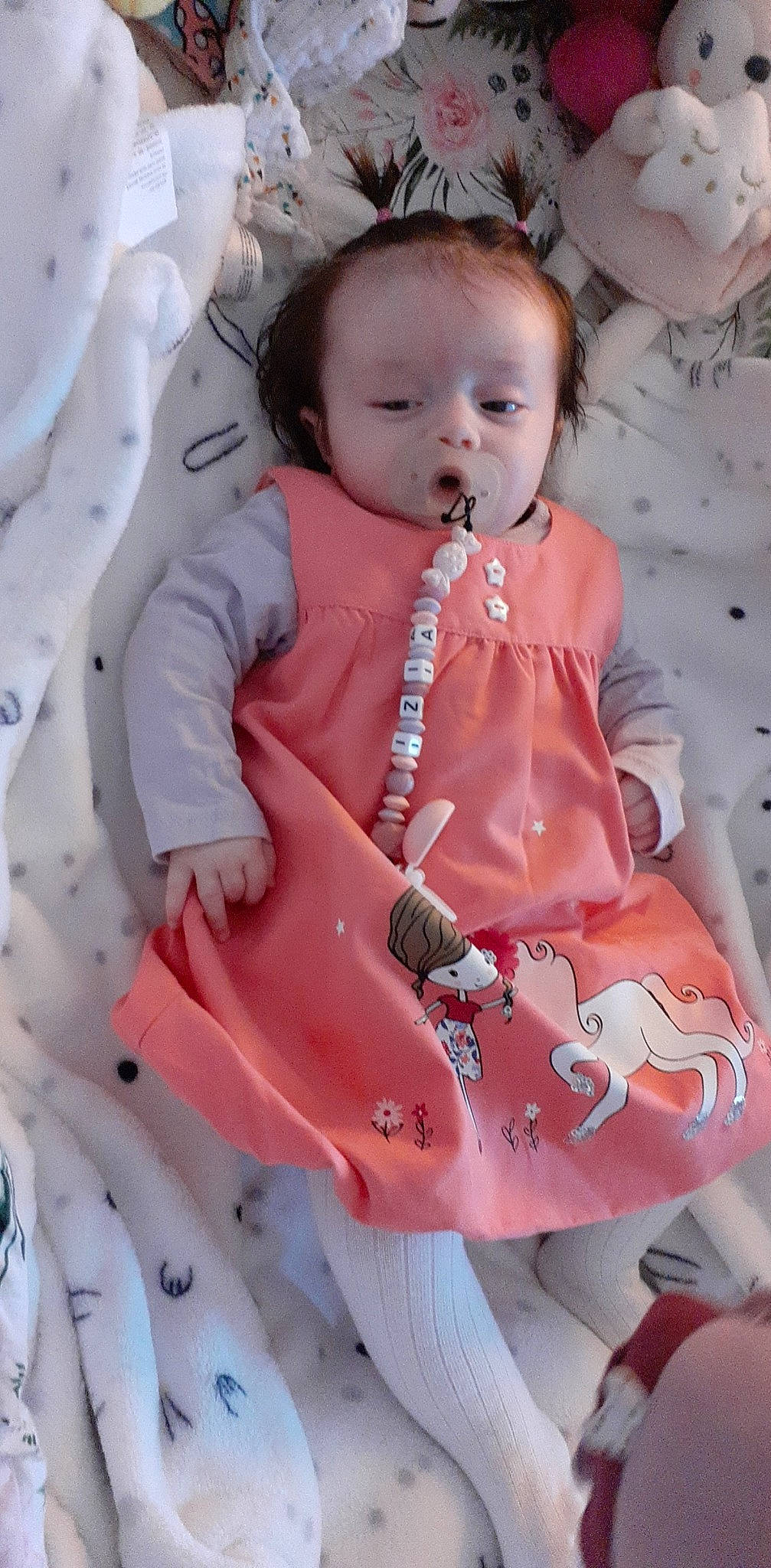 Izia participe au concours pour gagner de l'argent avec cette photo : baby, baby_products, baby_toddler_clothing, cheek, child, day_dress, dress, eye, face, happy, head, lip, pattern, person, photograph, pink, skin, sleeve, textile, toddler