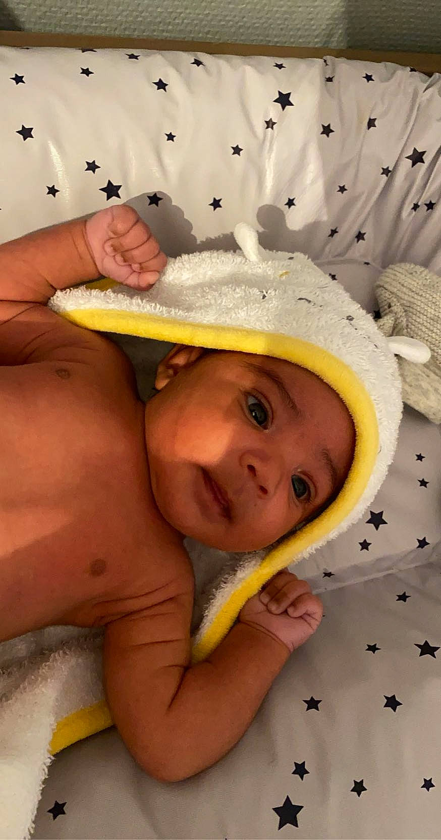 Ynaia a rejoint le concours — aidez-le/la à gagner de superbes lots ! baby, child, hat, headgear, headwear, person, skin, yellow