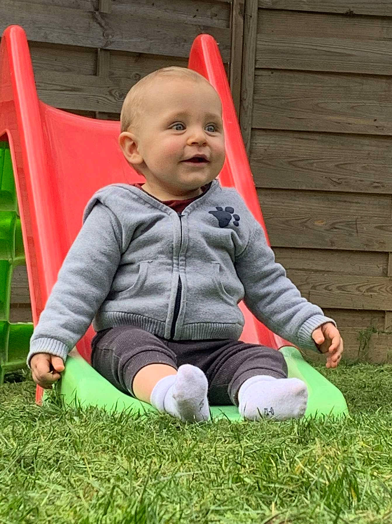Maxime a rejoint le concours — aidez-le/la à gagner de superbes lots ! baby, baby_products, baby_toddler_clothing, child, comfort, fun, grass, grassland, happy, human_body, leisure, people_in_nature, person, plant, play, recreation, sitting, smile, spring, toddler