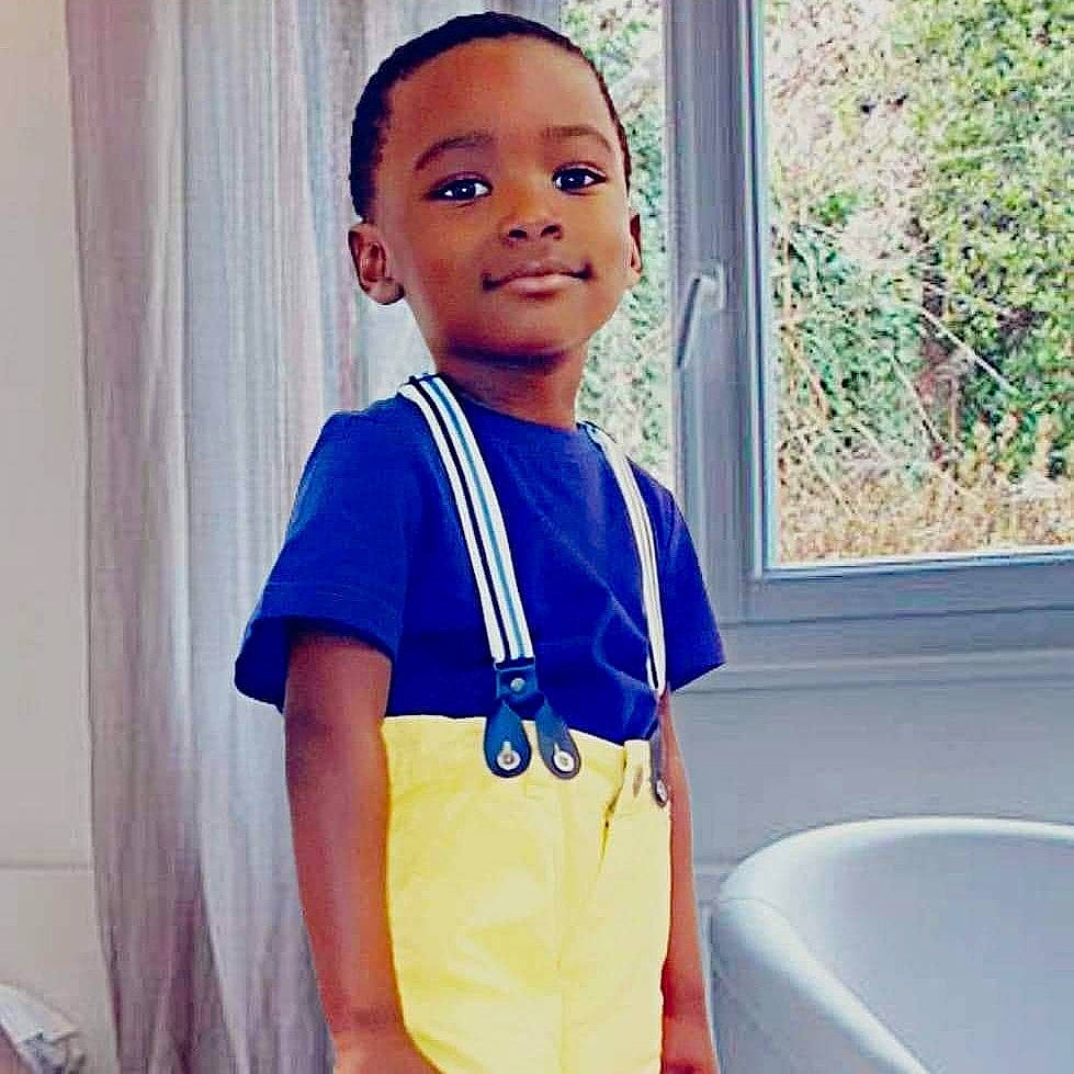 James-lebrown a rejoint le concours — aidez-le/la à gagner de superbes lots ! blue, child, electric_blue, face, fashion, happy, head, neck, person, shoulder, smile, t_shirt, toddler, yellow