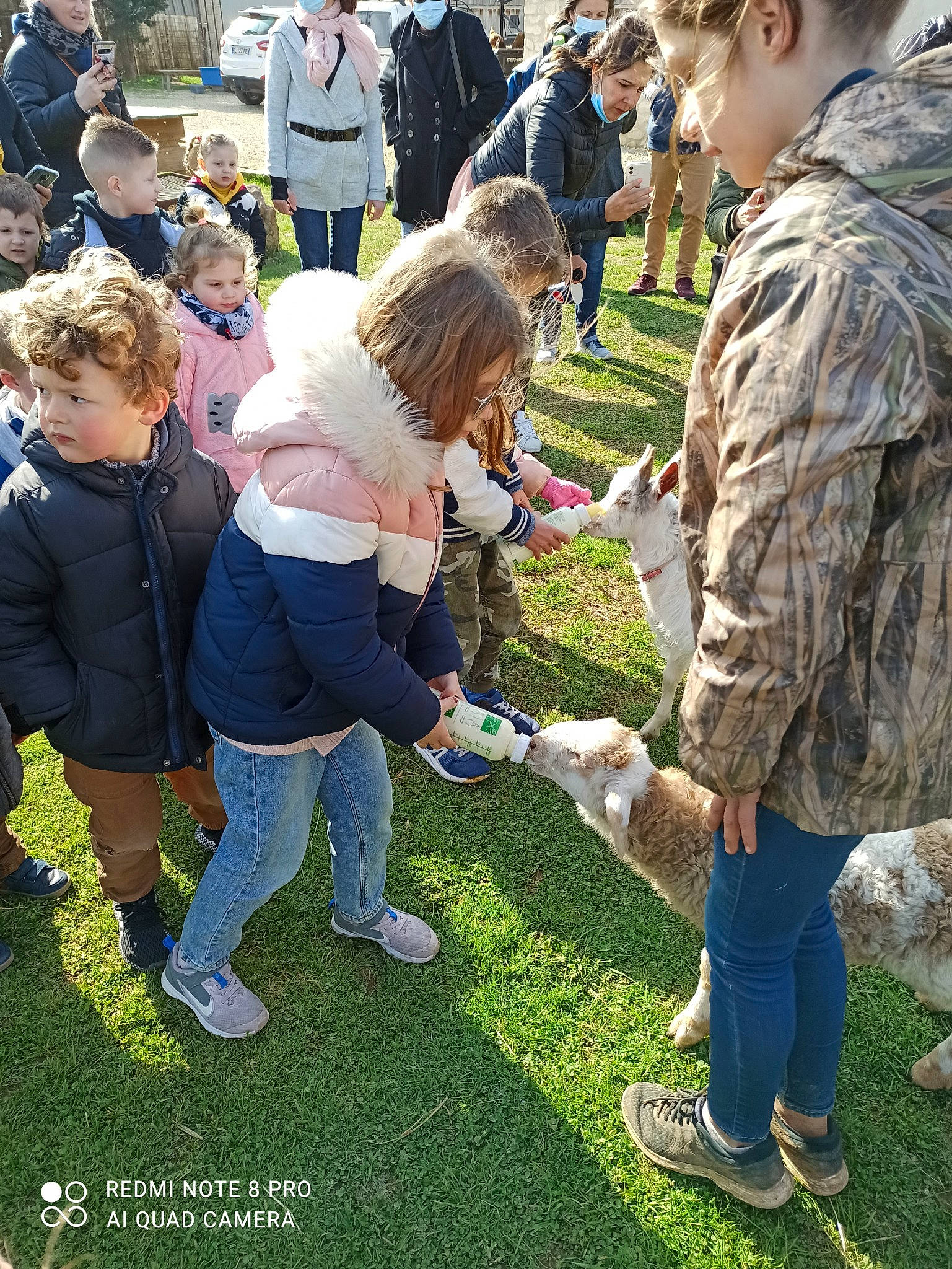 Eden a rejoint le concours — aidez-le/la à gagner de superbes lots ! boot, community, crowd, event, grass, grassland, jacket, jeans, lawn, leisure, people_in_nature, person, plant, pole, recreation, shoe, shorts, sneakers, social_group, tree