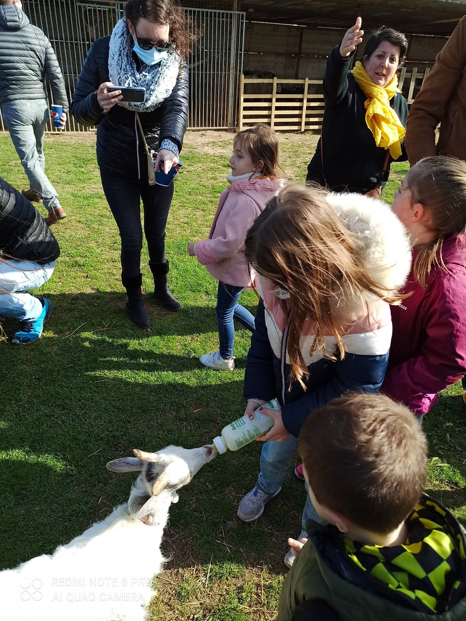 Eden a rejoint le concours — aidez-le/la à gagner de superbes lots ! boot, botany, event, footwear, fun, grass, grass_family, green, jacket, jeans, lawn, leisure, outerwear, person, plant, public_space, recreation, shoe, sneakers, toddler