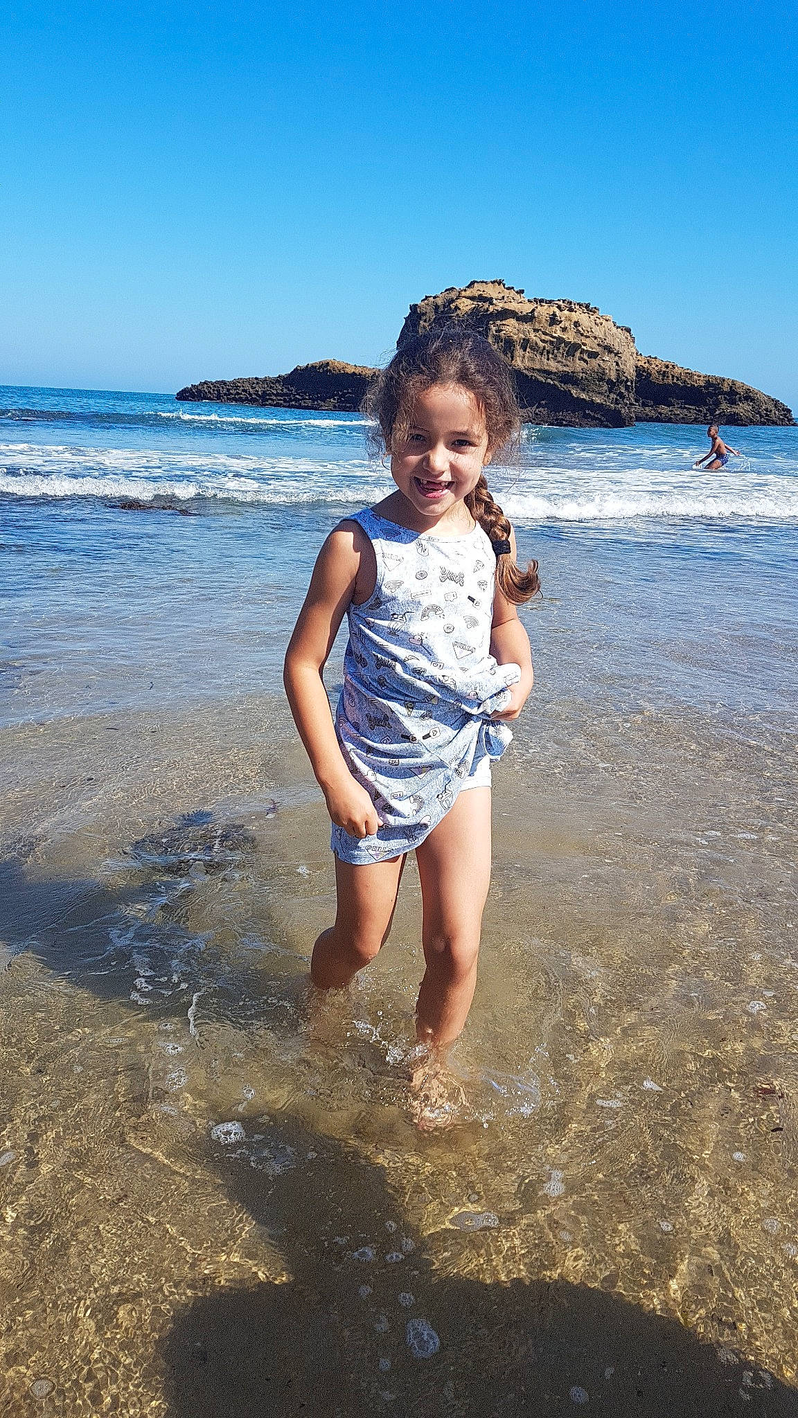 Luisa participe au concours pour gagner de l'argent avec cette photo : barefoot, beach, child, coast, coastal_and_oceanic_landforms, fun, joy, leg, ocean, person, photography, play, rock, sand, sea, shore, summer, tide, vacation, water
