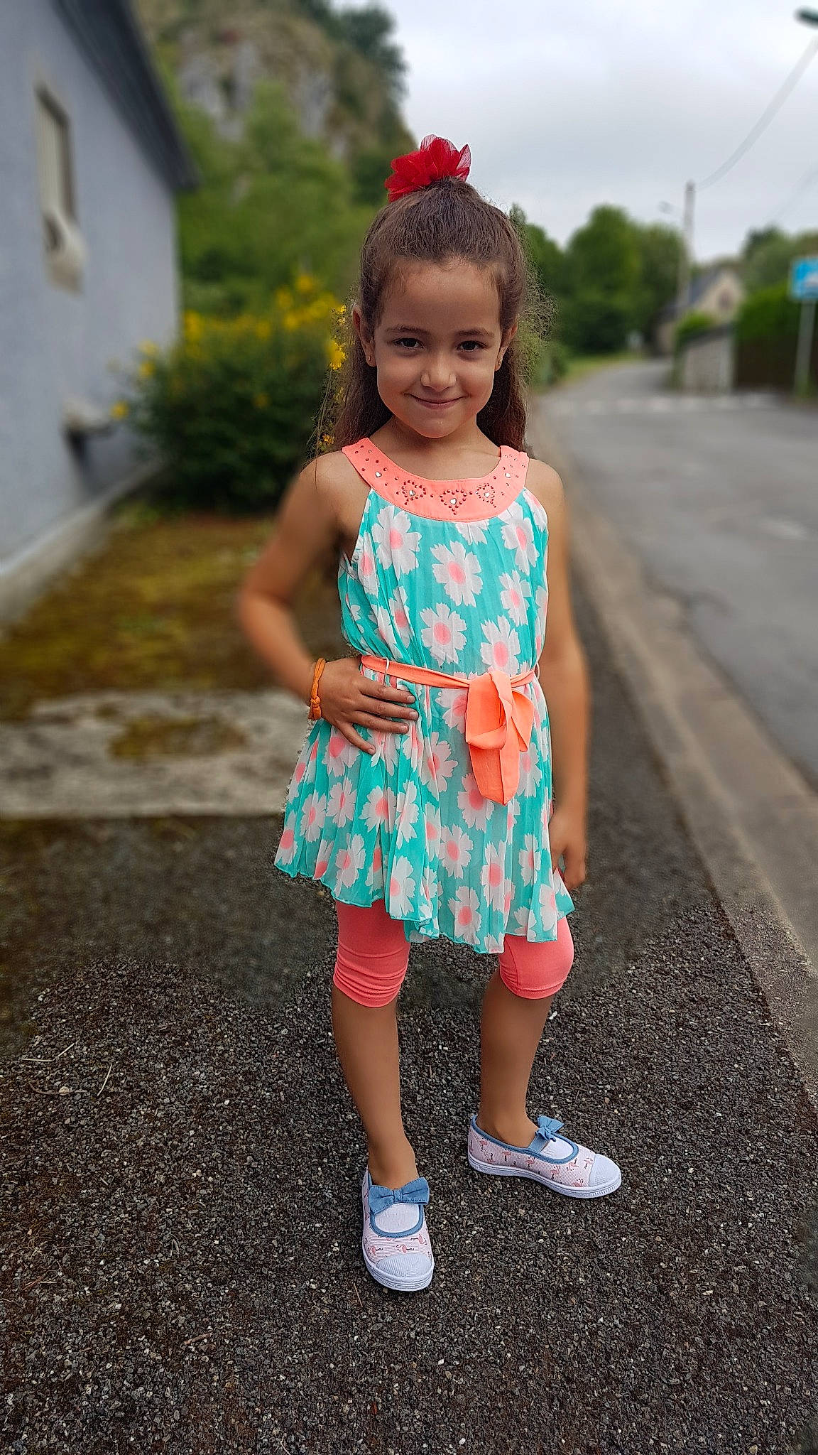 Luisa participe au concours pour gagner de l'argent avec cette photo : child, child_model, clothing, design, dress, footwear, joy, pattern, person, pink, shoe, smile, summer, toddler, turquoise, vacation, walking