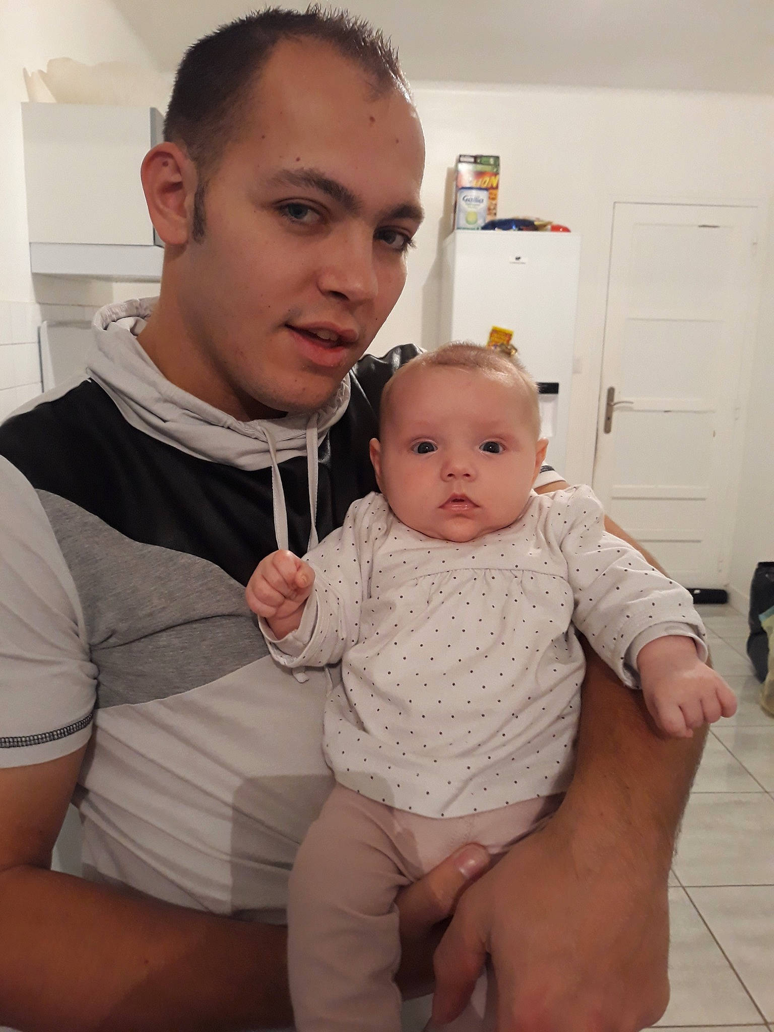 Elise a rejoint le concours — aidez-le/la à gagner de superbes lots ! abdomen, arm, baby, cheek, child, daughter, father, finger, joint, leg, mother, person, sitting, skin, thumb, toddler, trunk