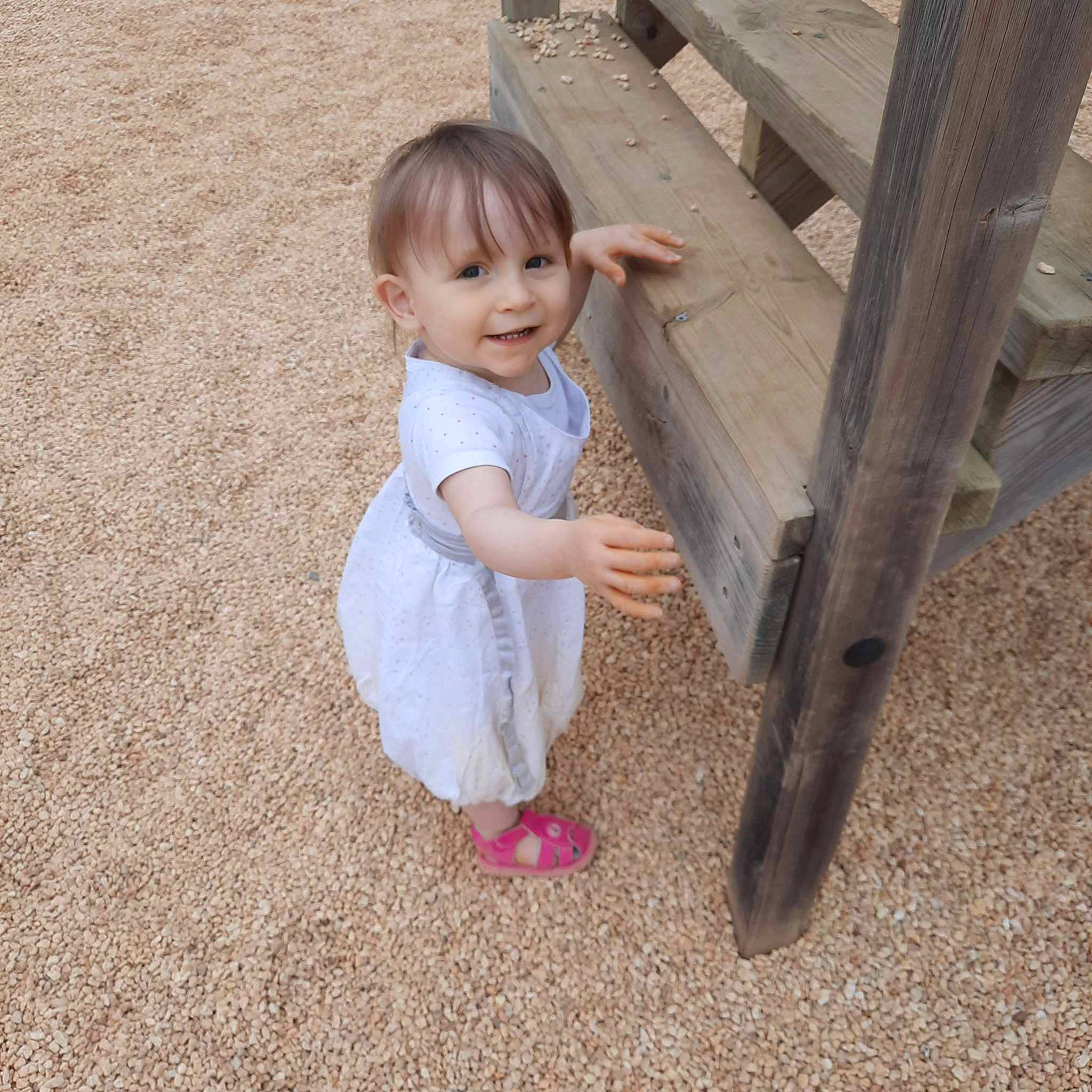 Nolwenn a rejoint le concours — aidez-le/la à gagner de superbes lots ! baby, baby_toddler_clothing, child, dress, fence, floor, flooring, fun, grass, happy, hardwood, joy, people_in_nature, person, play, sitting, sleeve, smile, soil, toddler