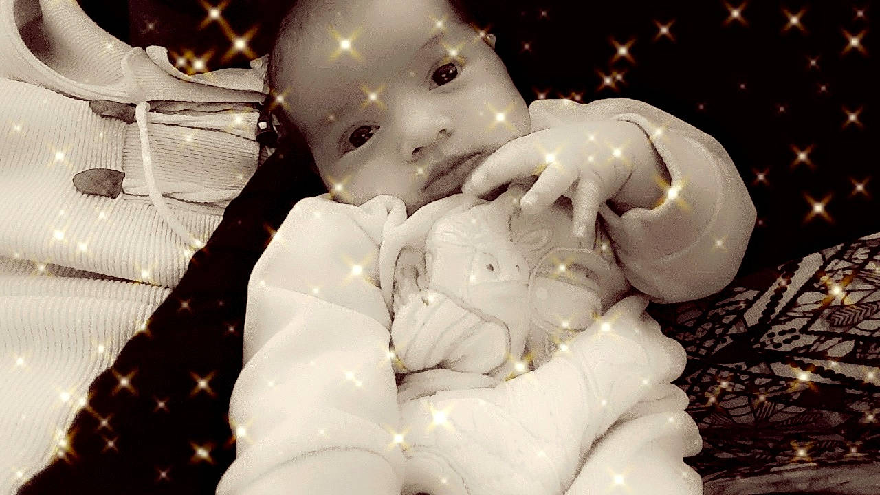 Layanah participe au concours pour gagner de l'argent avec cette photo : black_and_white, computer_wallpaper, figurine, person