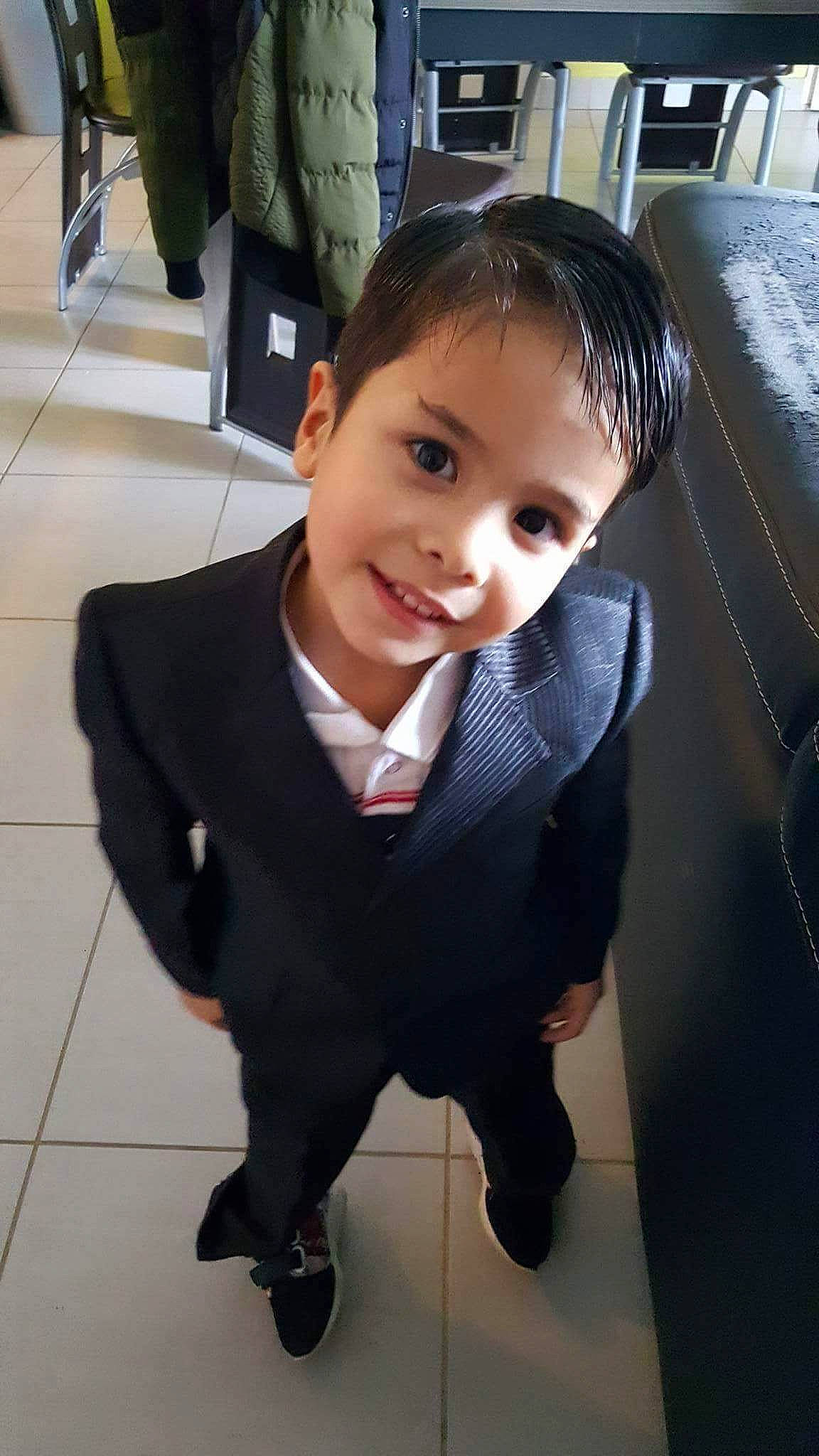 Mayron a rejoint le concours — aidez-le/la à gagner de superbes lots ! boy, child, cool, day, formal_wear, fun, gentleman, girl, hairstyle, joy, necktie, outerwear, person, product, school_uniform, skin, smile, snapshot, standing, suit