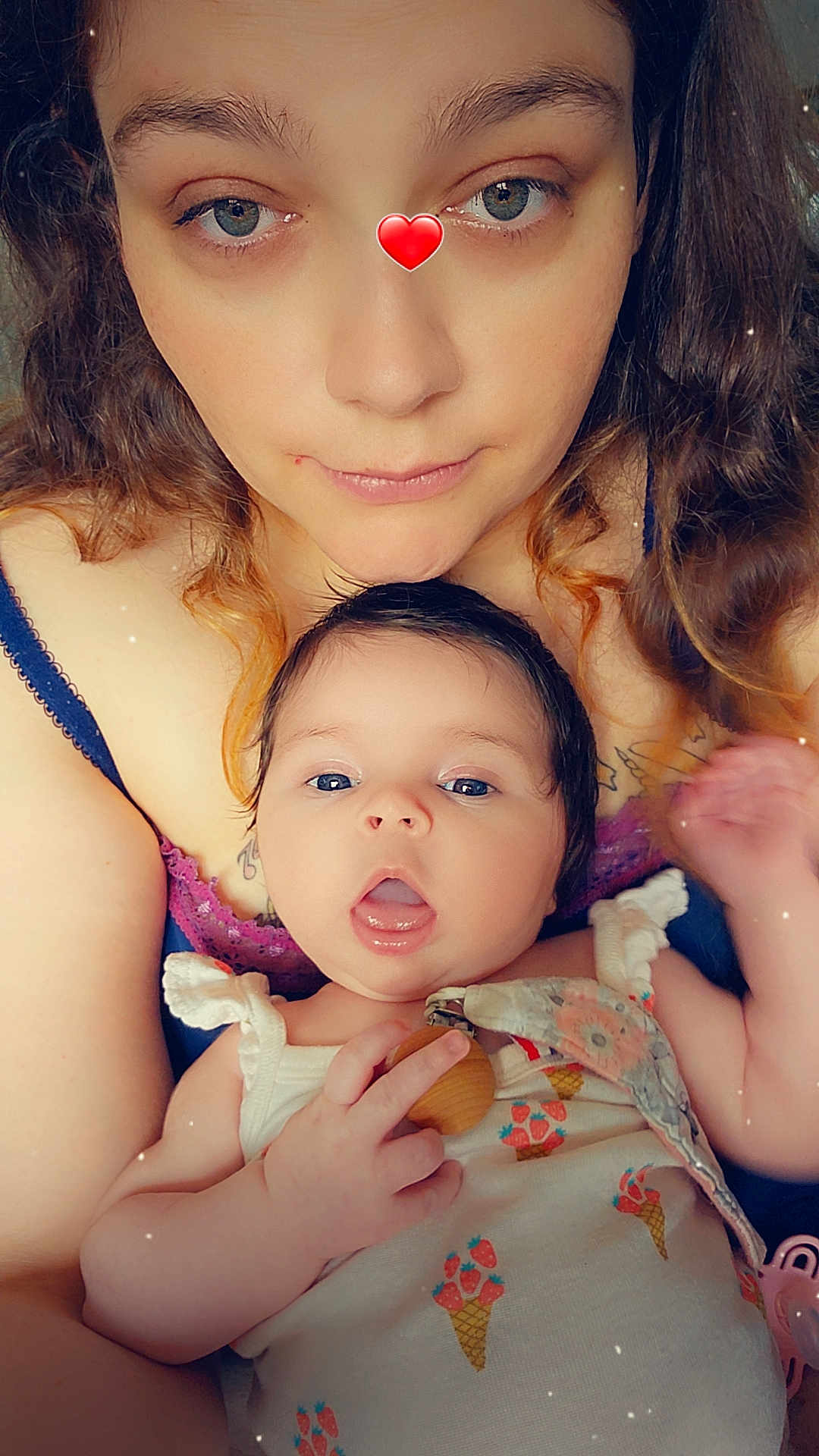 Marie participe au concours pour gagner de l'argent avec cette photo : woman, baby, face, portrait, closeup, indoor, person, cute, expression, holding, clothing, pattern, heart_emoji, skin, hair, eyes, baby_clothes, mother, child, love