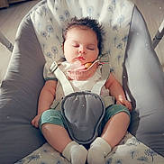 Marie participe au concours pour gagner de l'argent avec cette photo : baby, baby_clothing, baby_seat, child, cushion, cute, dandelion_pattern, face, green_pants, head, heart_emoji, indoor, infant, pacifier, peaceful, sleeping, soft_lighting, straps, white_socks, wooden_floor