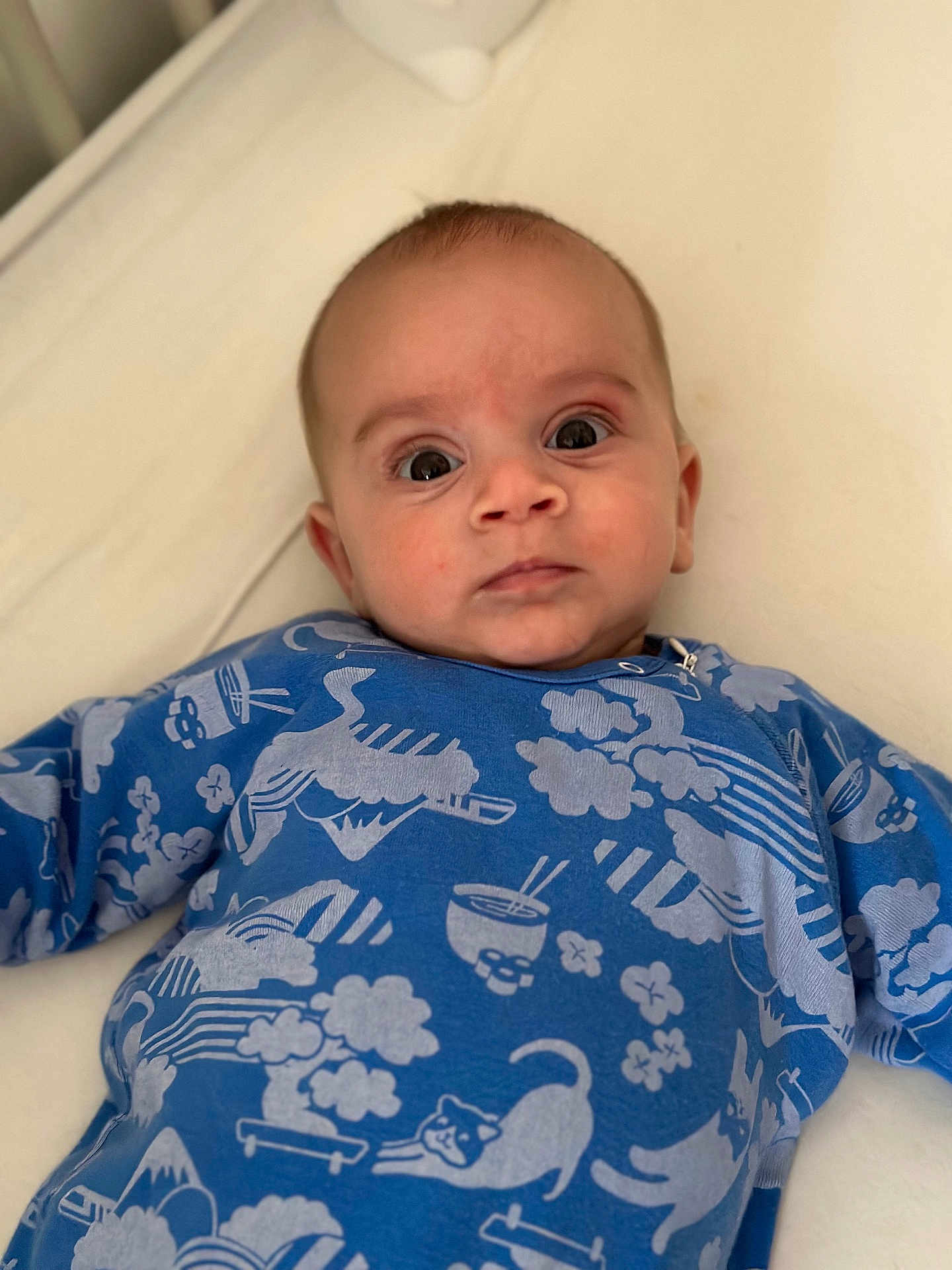Karl participe au concours pour gagner de l'argent avec cette photo : baby, infant, blue_clothing, onesie, face, eyes, lying_down, patterned_clothing, cat_pattern, cloud_pattern, indoor, soft_surface, cute, child, portrait, young_child, baby_face, looking_at_camera, expression, head