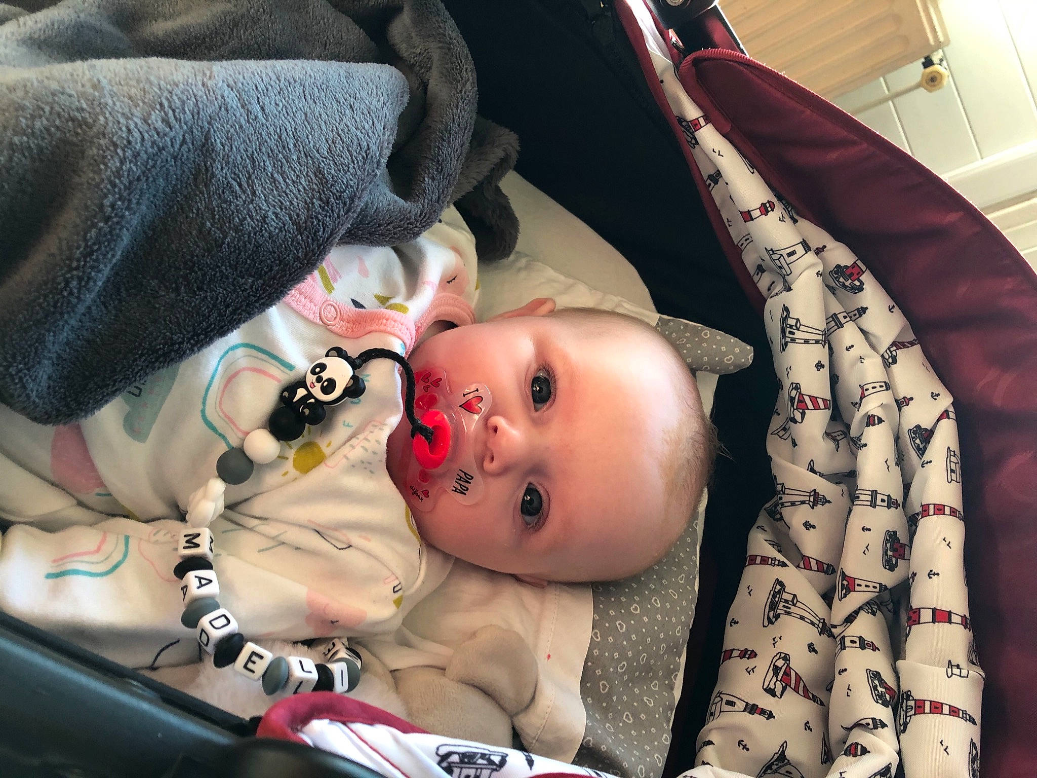 Madeline a rejoint le concours — aidez-le/la à gagner de superbes lots ! baby, baby_carriage, baby_products, baby_safety, baby_toddler_clothing, cheek, child, comfort, eyelash, finger, fun, human_body, infant_bed, lip, mouth, nose, person, room, skin, textile