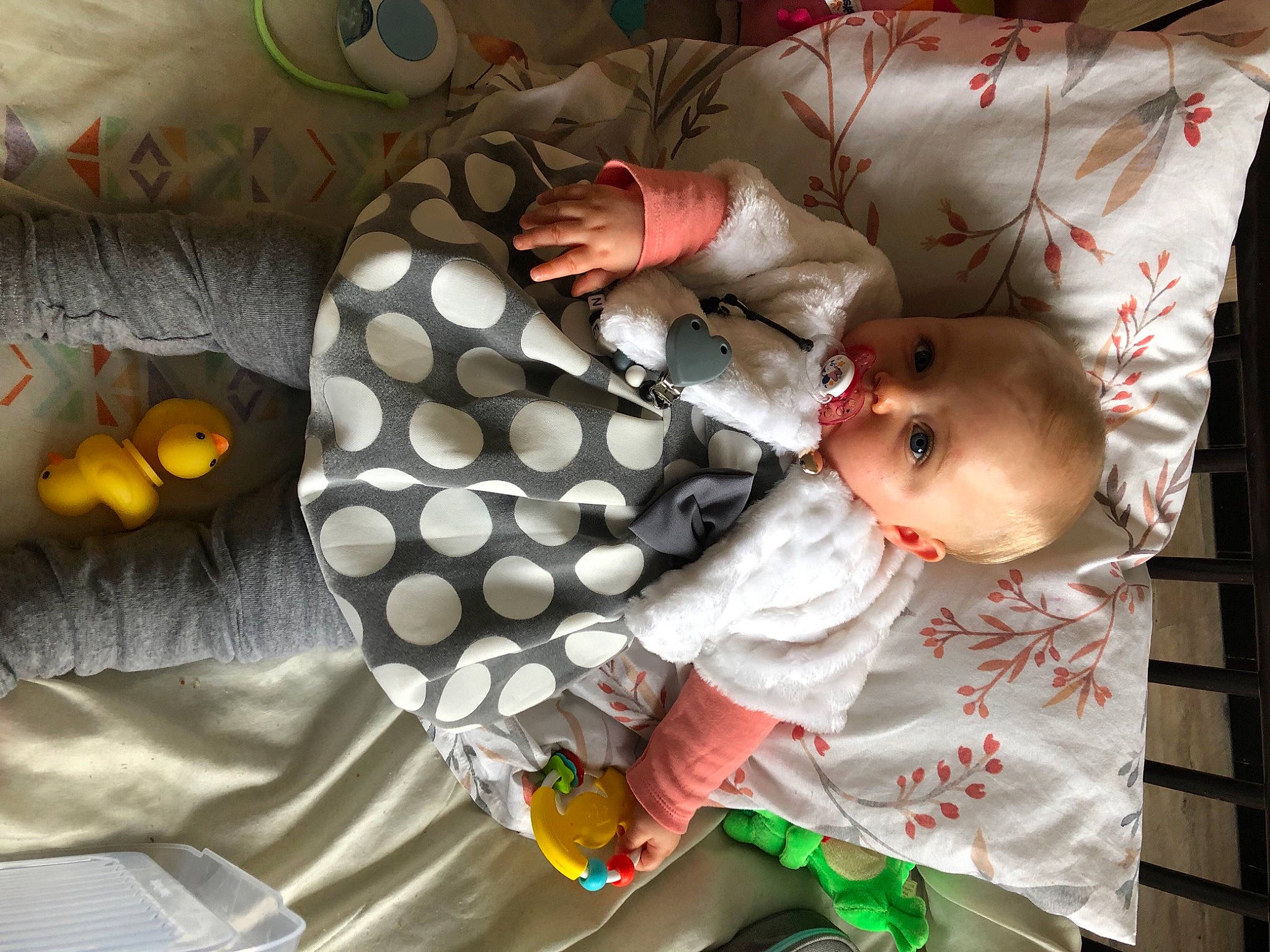 Madeline a rejoint le concours — aidez-le/la à gagner de superbes lots ! baby, baby_products, baby_safety, baby_toddler_clothing, baby_toys, bed, bedtime, child, comfort, linens, mouth, nap, pattern, person, room, sitting, skin, sleep, sleeve, textile