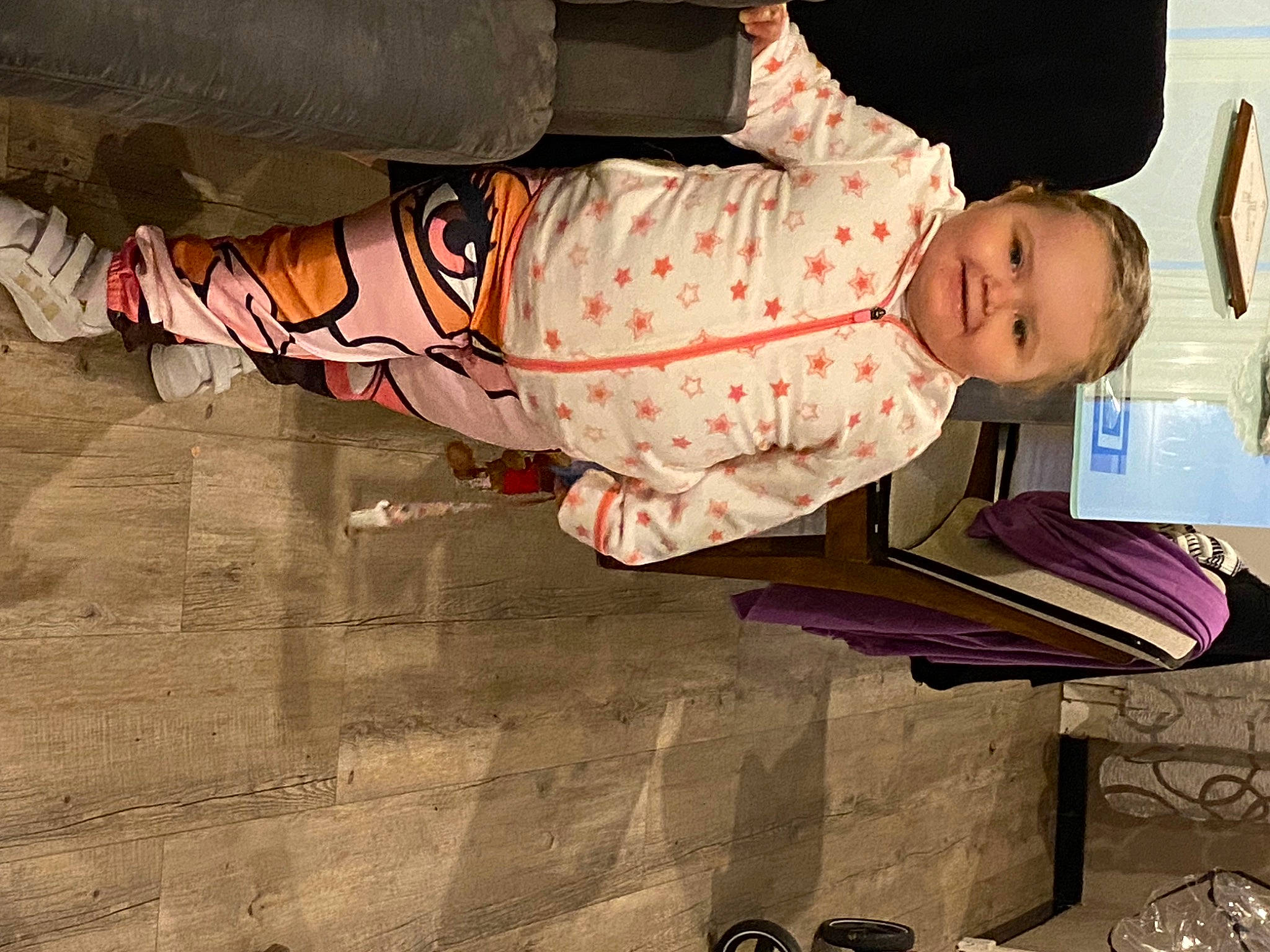 Madeline a rejoint le concours — aidez-le/la à gagner de superbes lots ! baby, baby_products, baby_toddler_clothing, carmine, child, comfort, flooring, fun, happy, human_leg, joy, leisure, magenta, pattern, person, play, room, shadow, sitting, tints_and_shades