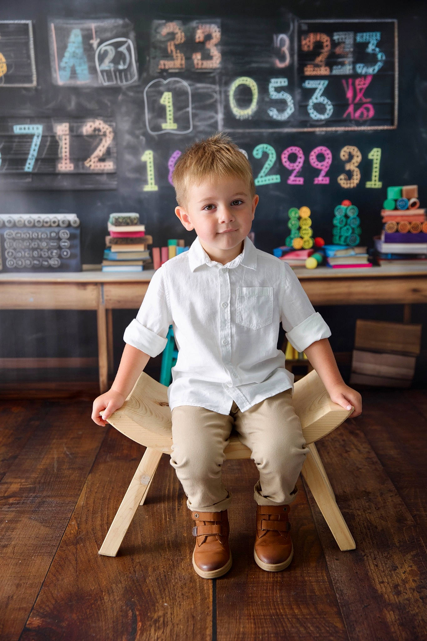 Mattéo a rejoint le concours — aidez-le/la à gagner de superbes lots ! blackboard, child, flash_photography, flooring, foot, fun, happy, hardwood, leisure, person, portrait_photography, room, sandal, shorts, sitting, smile, standing, t_shirt, toddler, wood